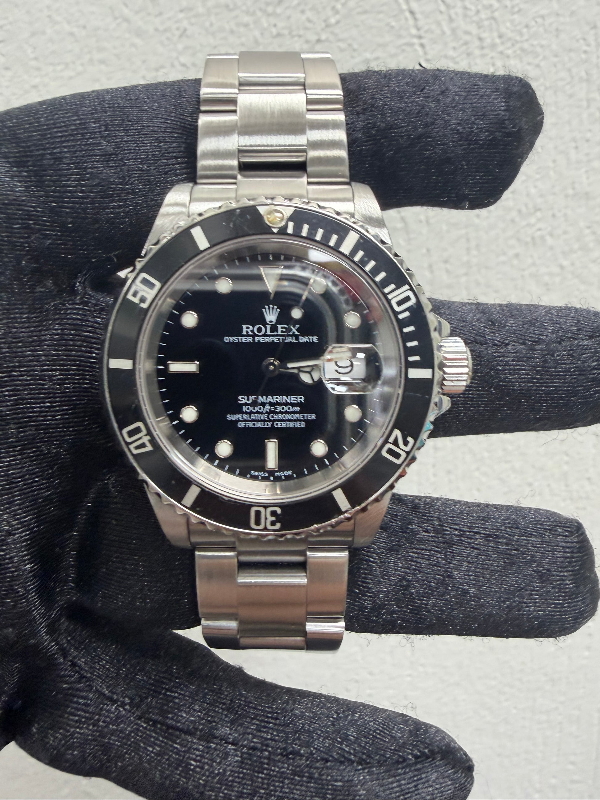 Rolex Submariner Black Dial on Oyster Ref. 16610 Papers 2001 — view 2