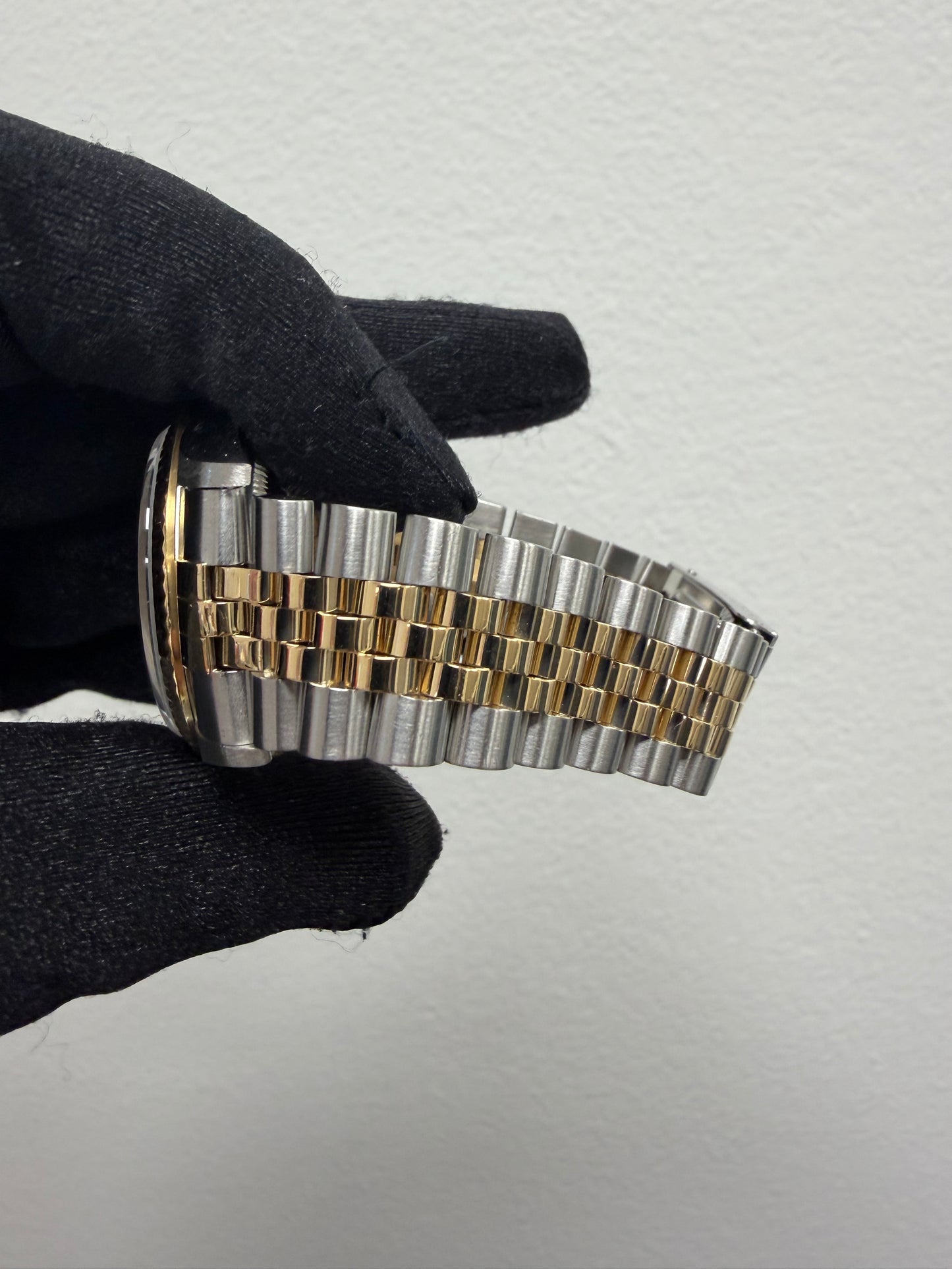 Rolex Datejust Champagne Diamond Dial on Jubilee Ref. 16233 — view 4
