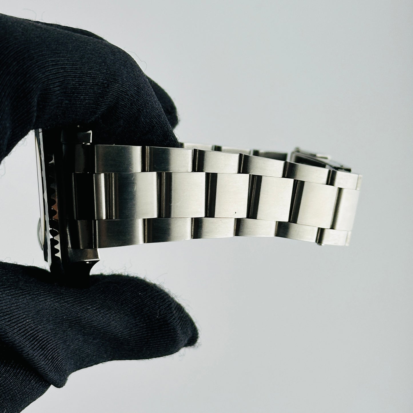 Rolex GMT-Master Black Dial on Oyster Ref. 16700 Papers 2000 — view 4