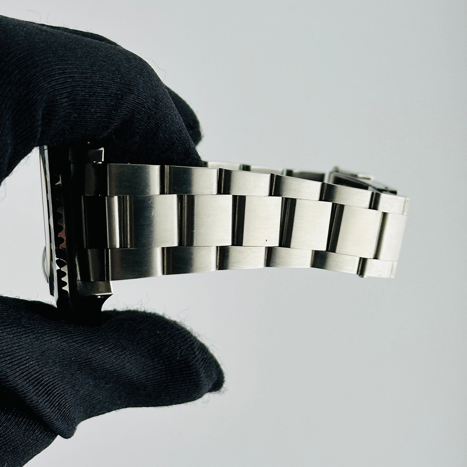 Rolex GMT-Master Black Dial on Oyster Ref. 16700 Papers 2000 — view 4
