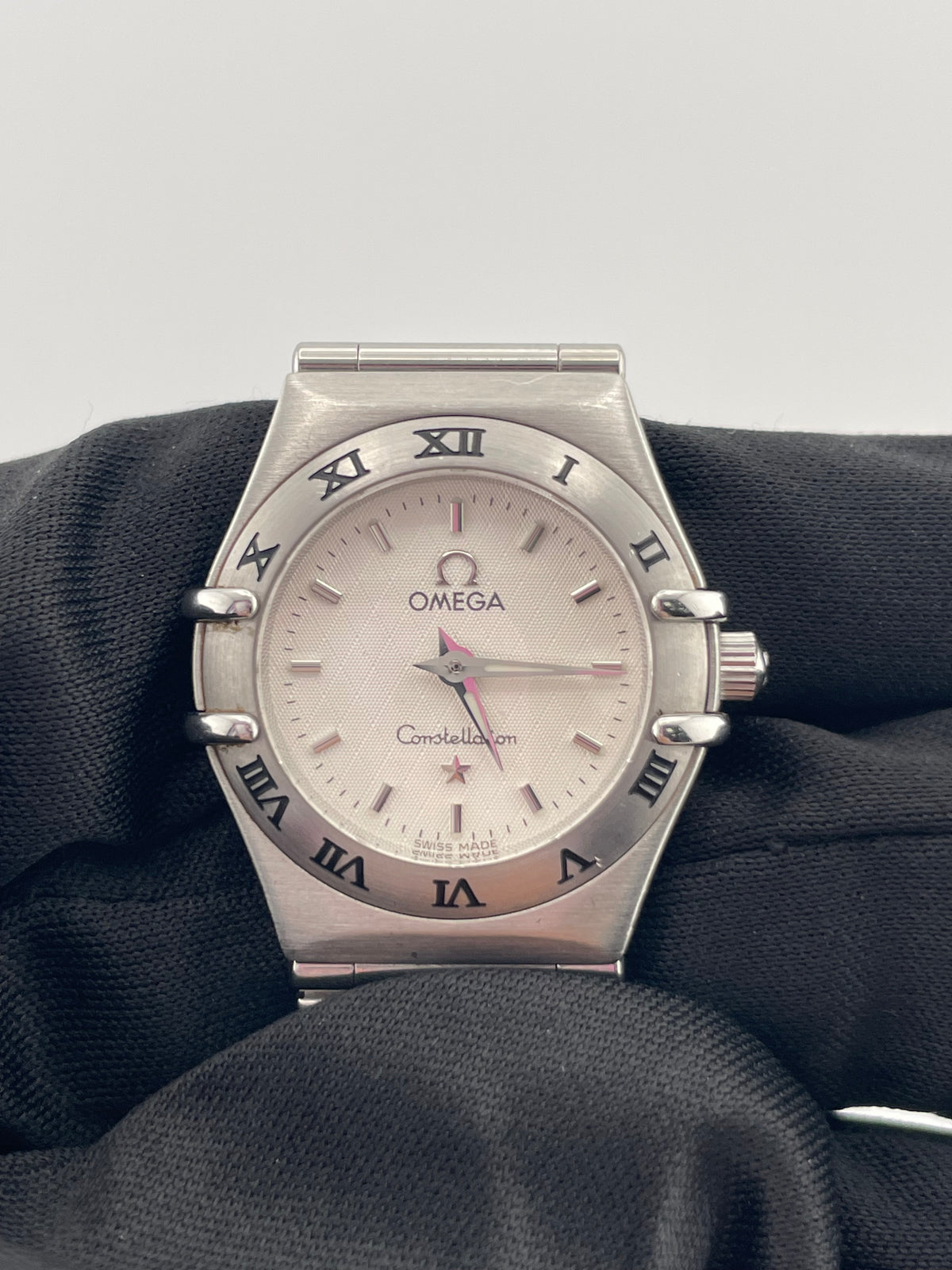 Omega Constellation White Dial on Stainless Steel Bracelet Ref. 1562.3 Card 2004 — view 3