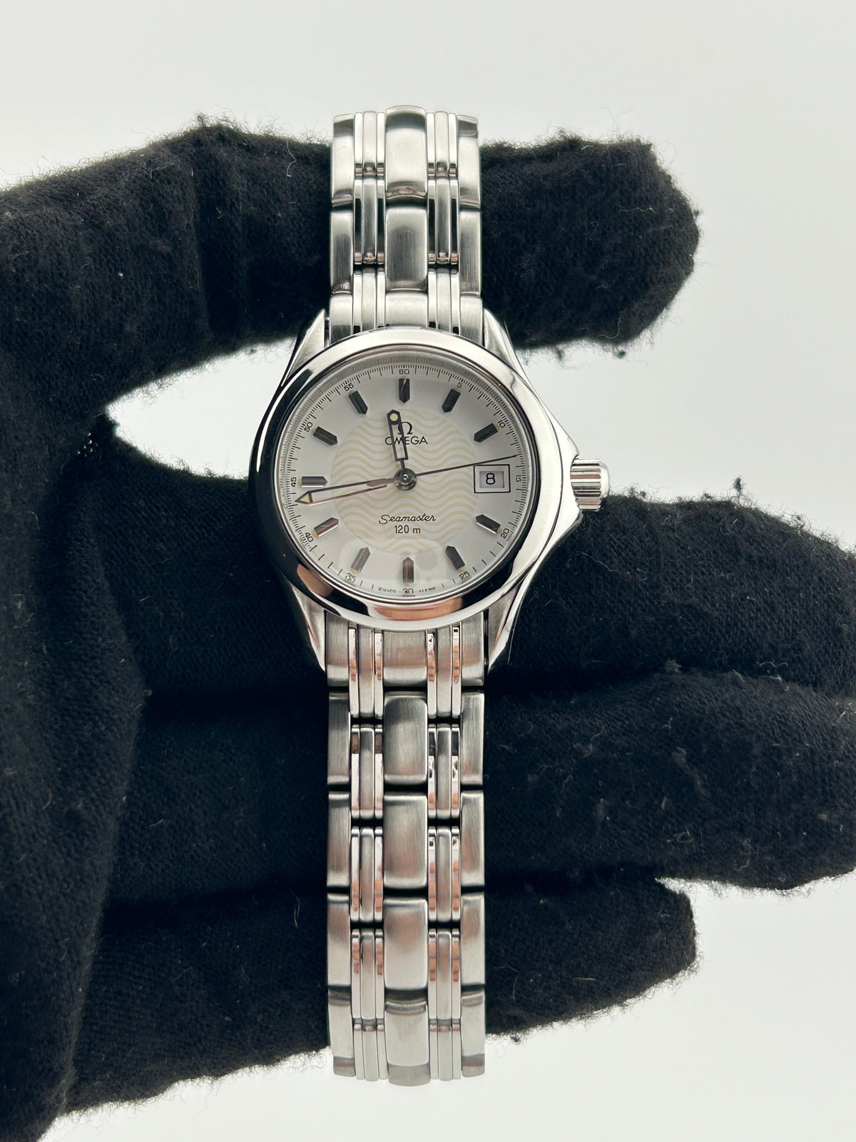 Omega Seamaster 120m Silver Dial on Stainless Steel Bracelet Ref. 2581.31.00 — view 2