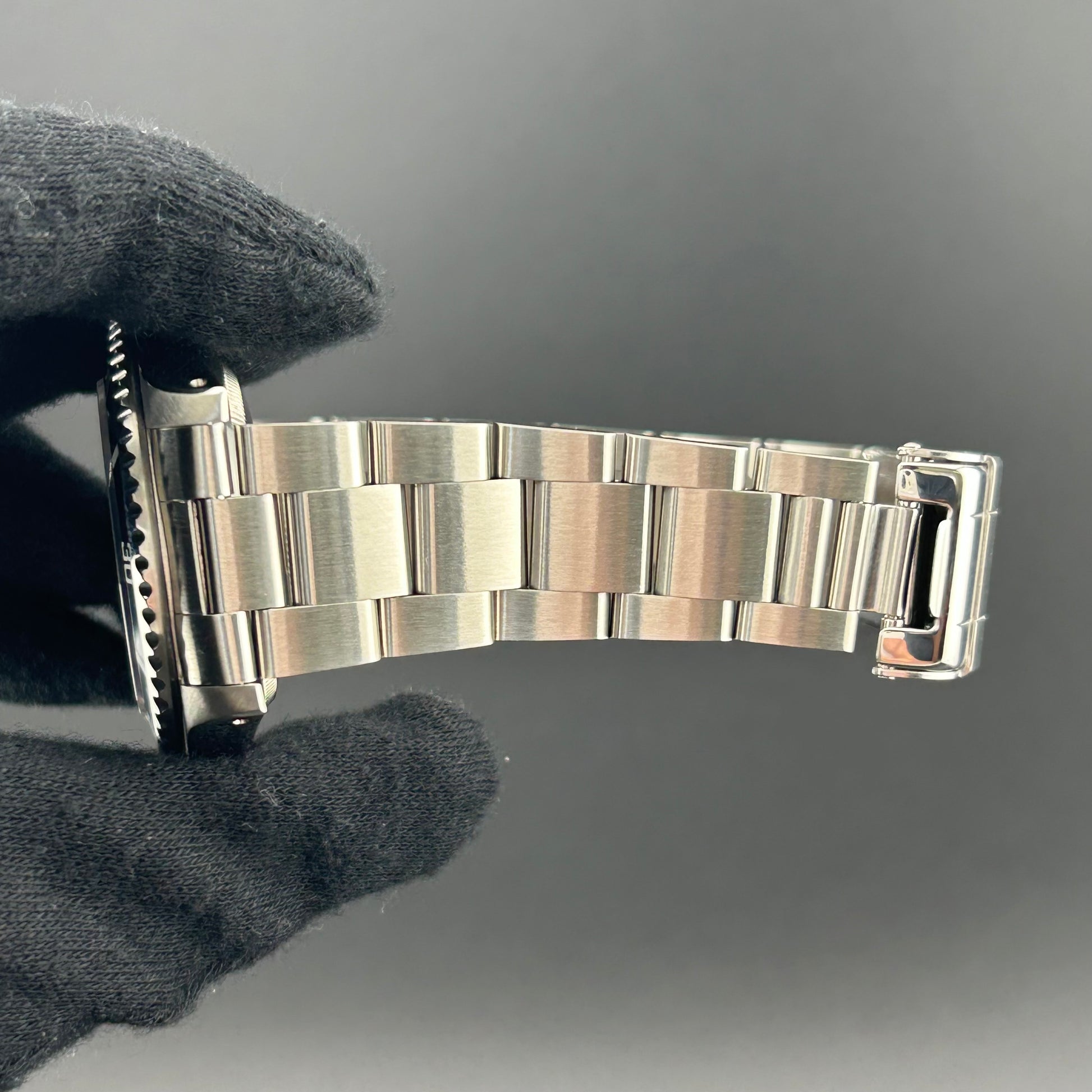 Rolex Submariner No Date Black Dial on Oyster Ref. 14060 Papers 1994 — view 4