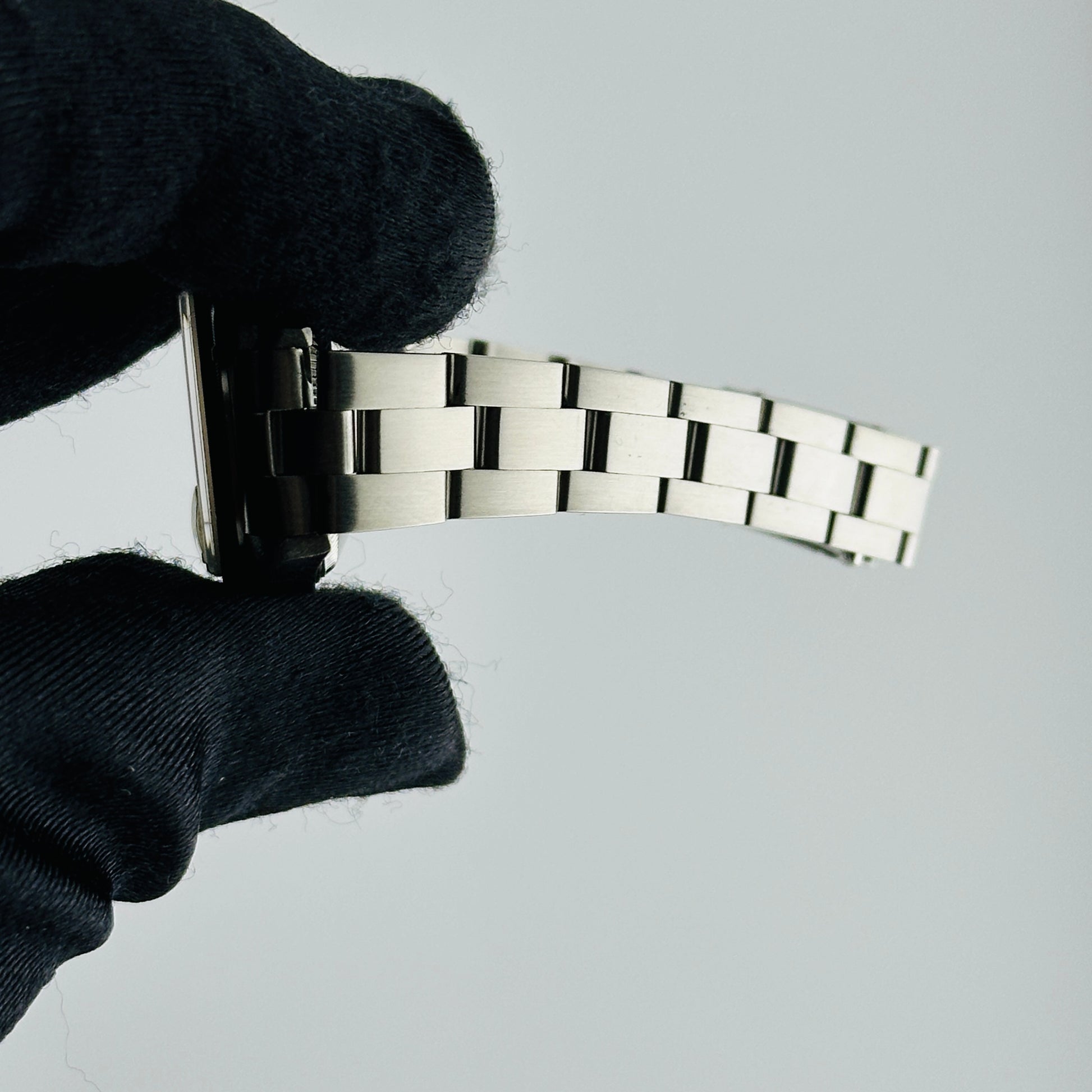 Rolex Oyster Perpetual Date Silver Stick Dial on Oyster Bracelet Ref. 79190 2000 — view 4