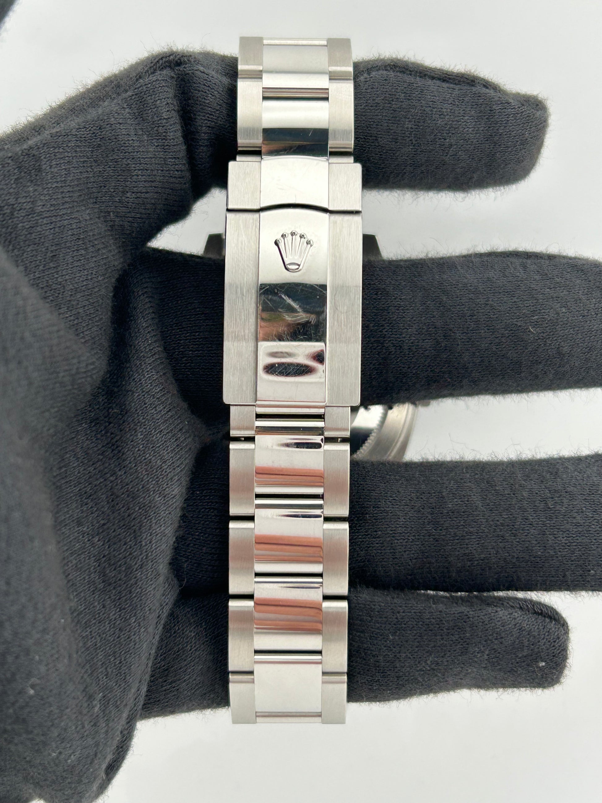 Rolex Datejust 41 Mint Green Index Dial on Jubilee Ref. 126300 Card 2025 — view 4