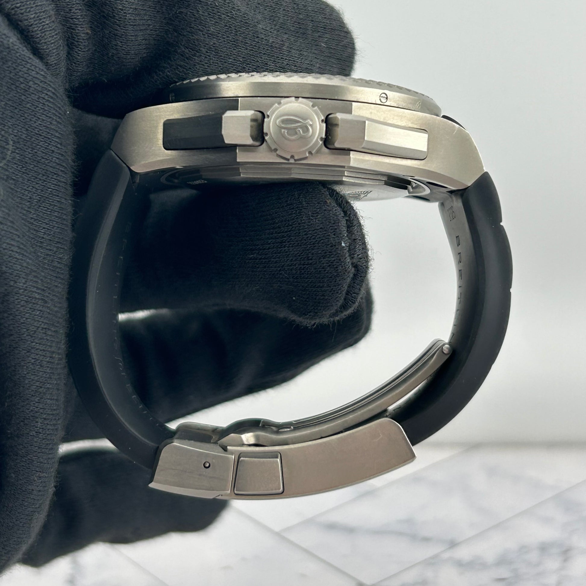 Breitling Bentley GMT Sliver Dial on Rubber & Metal Buckle Ref. EB0433/EB043335/G801 Papers 2017 — view 5