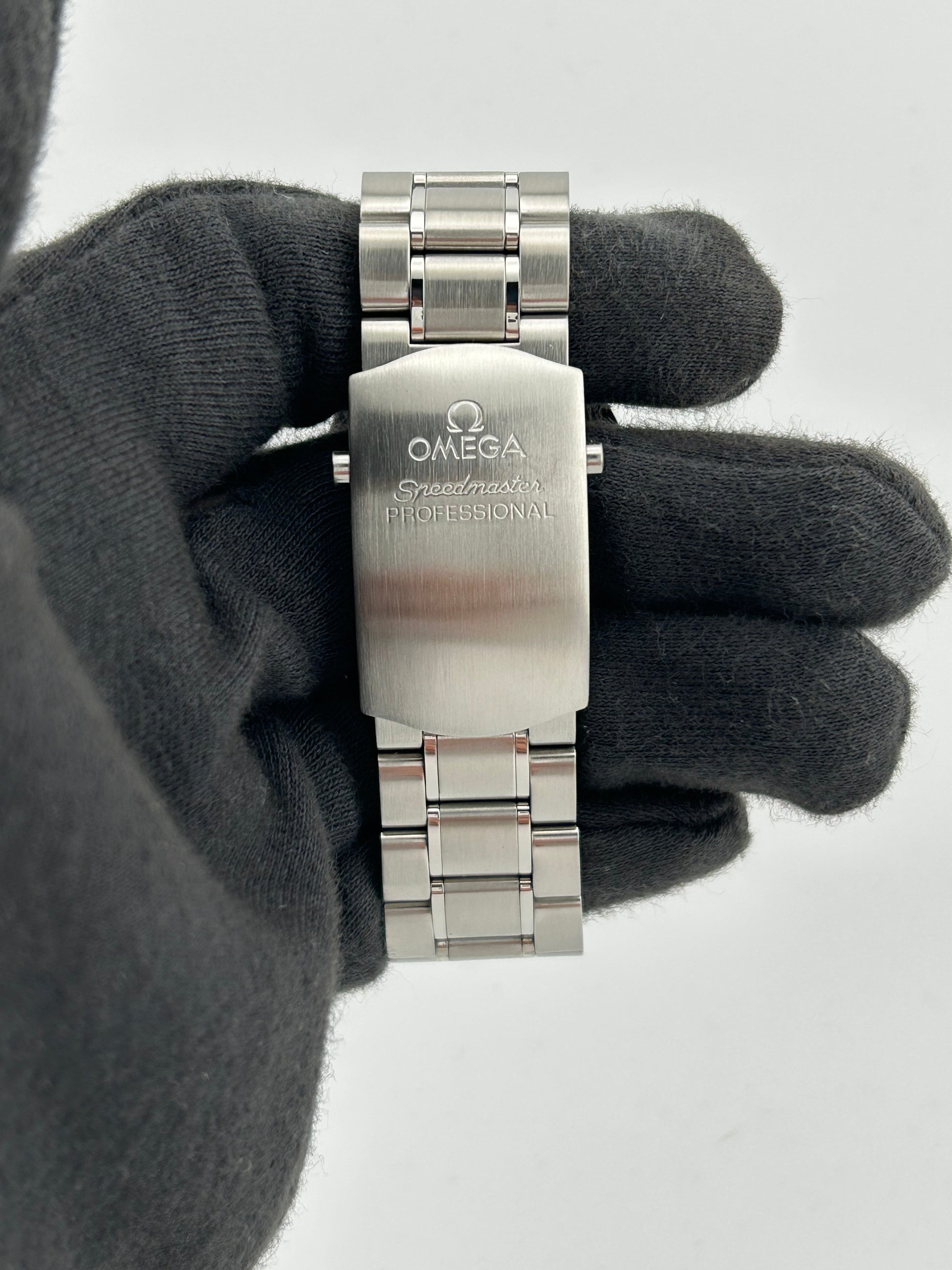 Omega Speedmaster Moonwatch Black Dial on Stainless Steel Bracelet Ref. 3572.5 — view 3