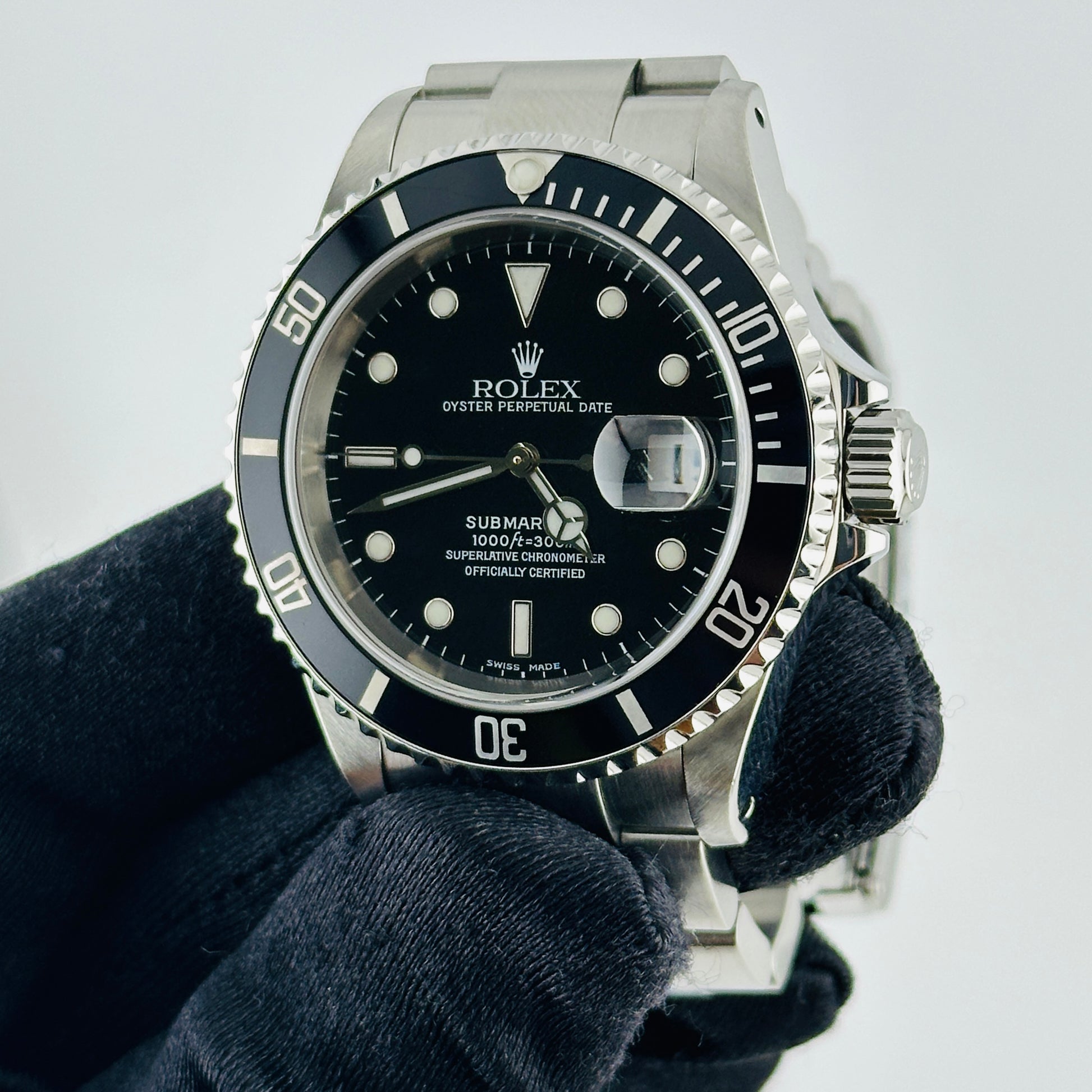 Rolex Submariner Black Dial on Oyster Ref. 16610 Papers 2001 — view 3