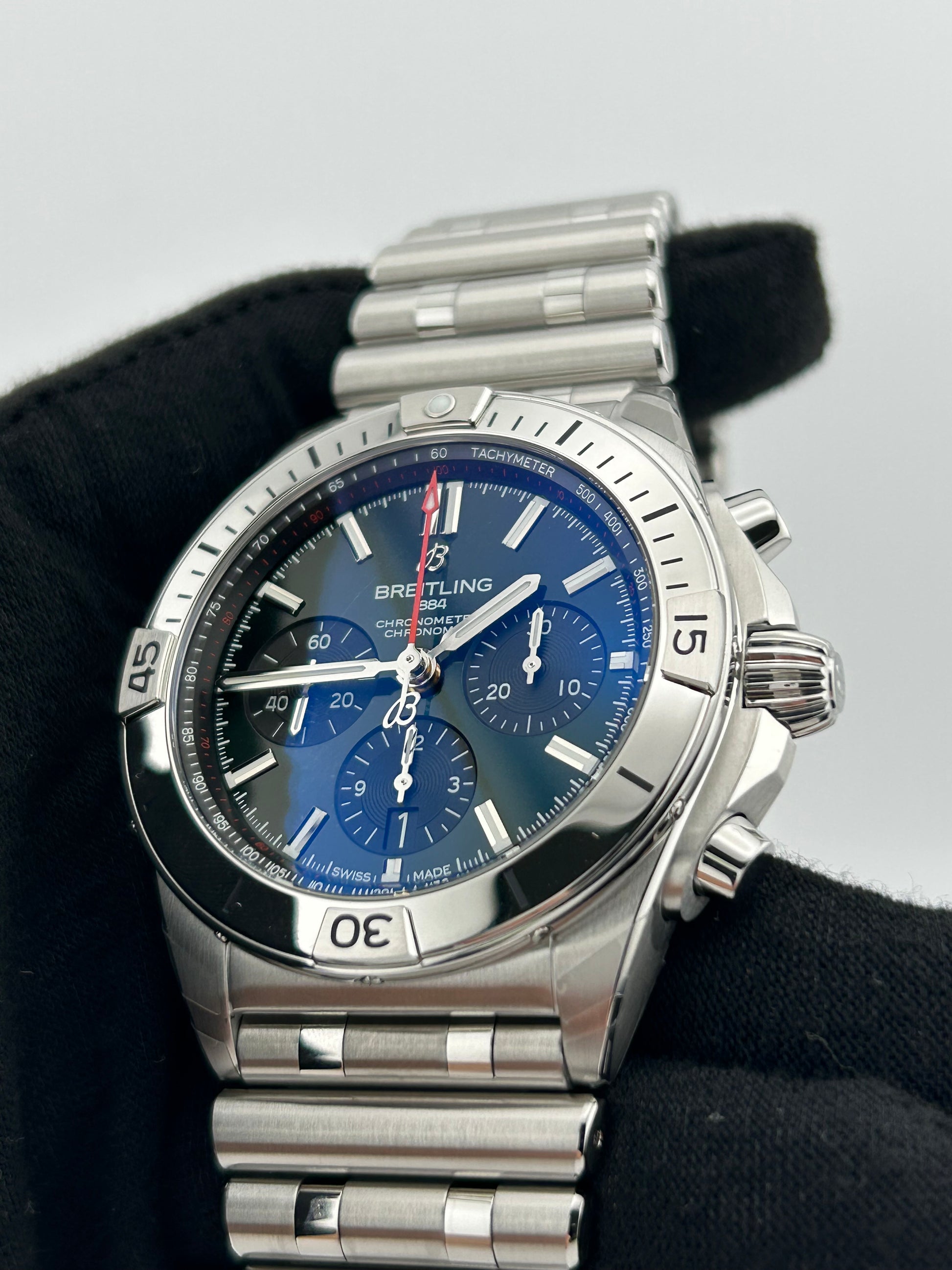 Breitling Chronomat B01 Green Dial on Bracelet Ref. AB0134101L1A1 Complete Open Date — view 3