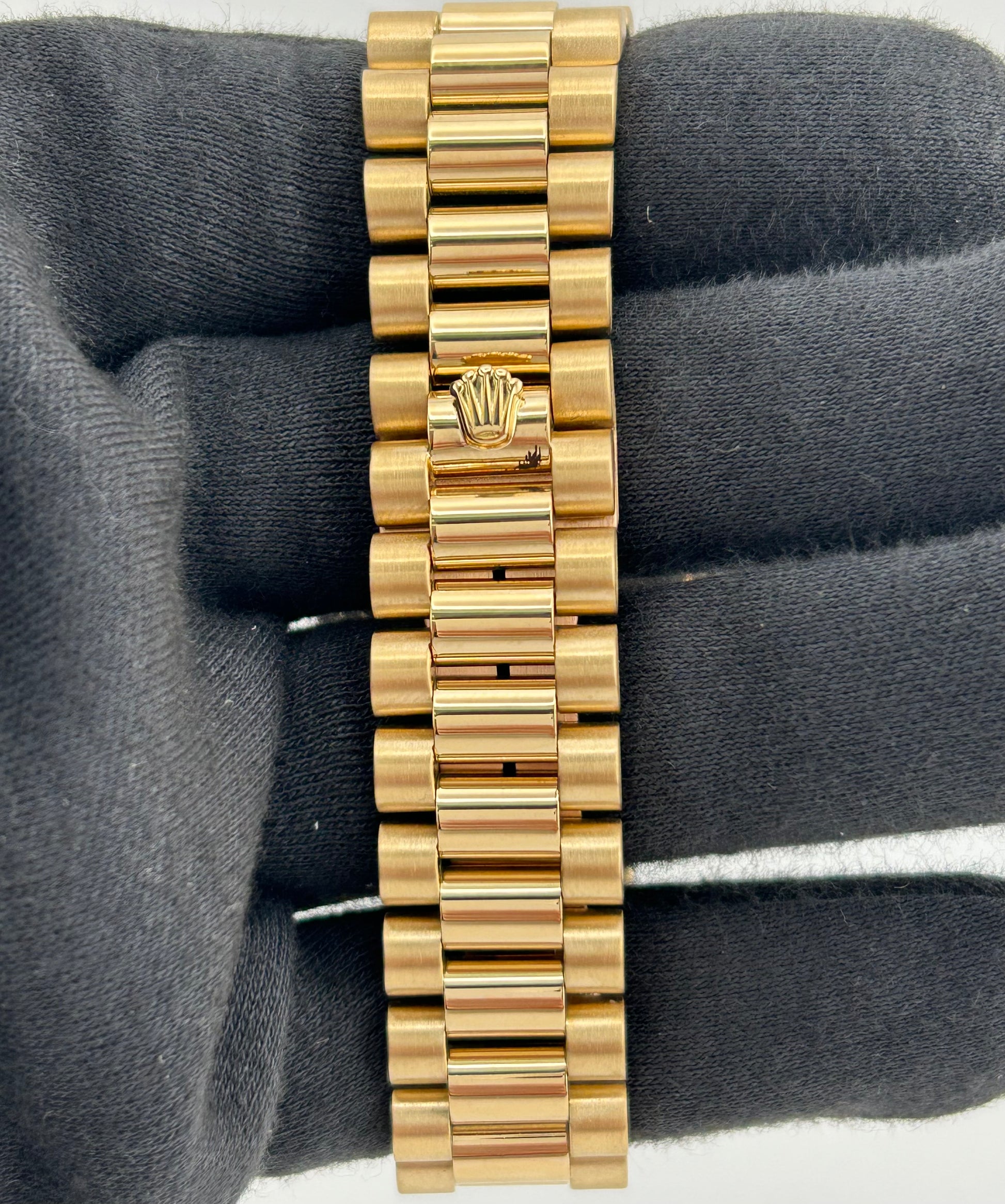 Rolex Day Date 36 Champagne Dial on President Ref. 18038 Papers 1981 — view 4