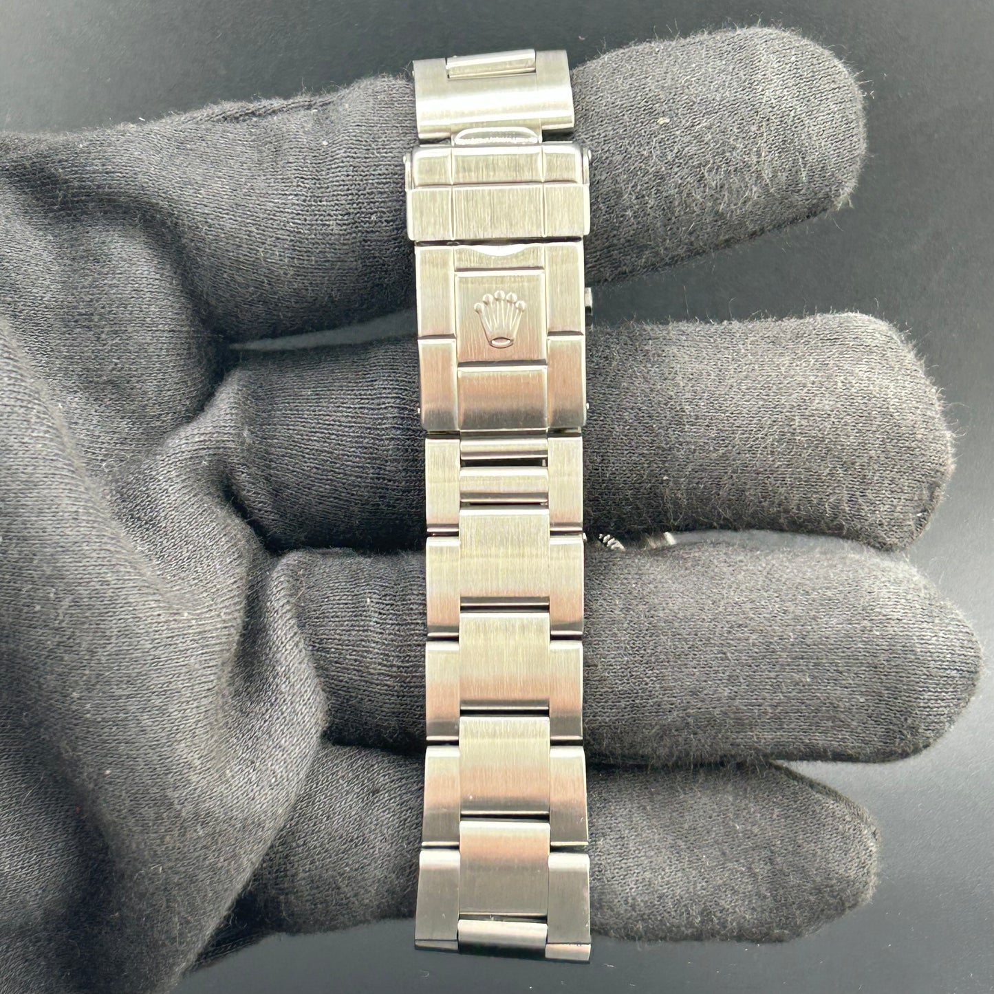 Rolex GMT-Master Black Dial on Oyster Ref. 16700 Papers 2000 — view 4