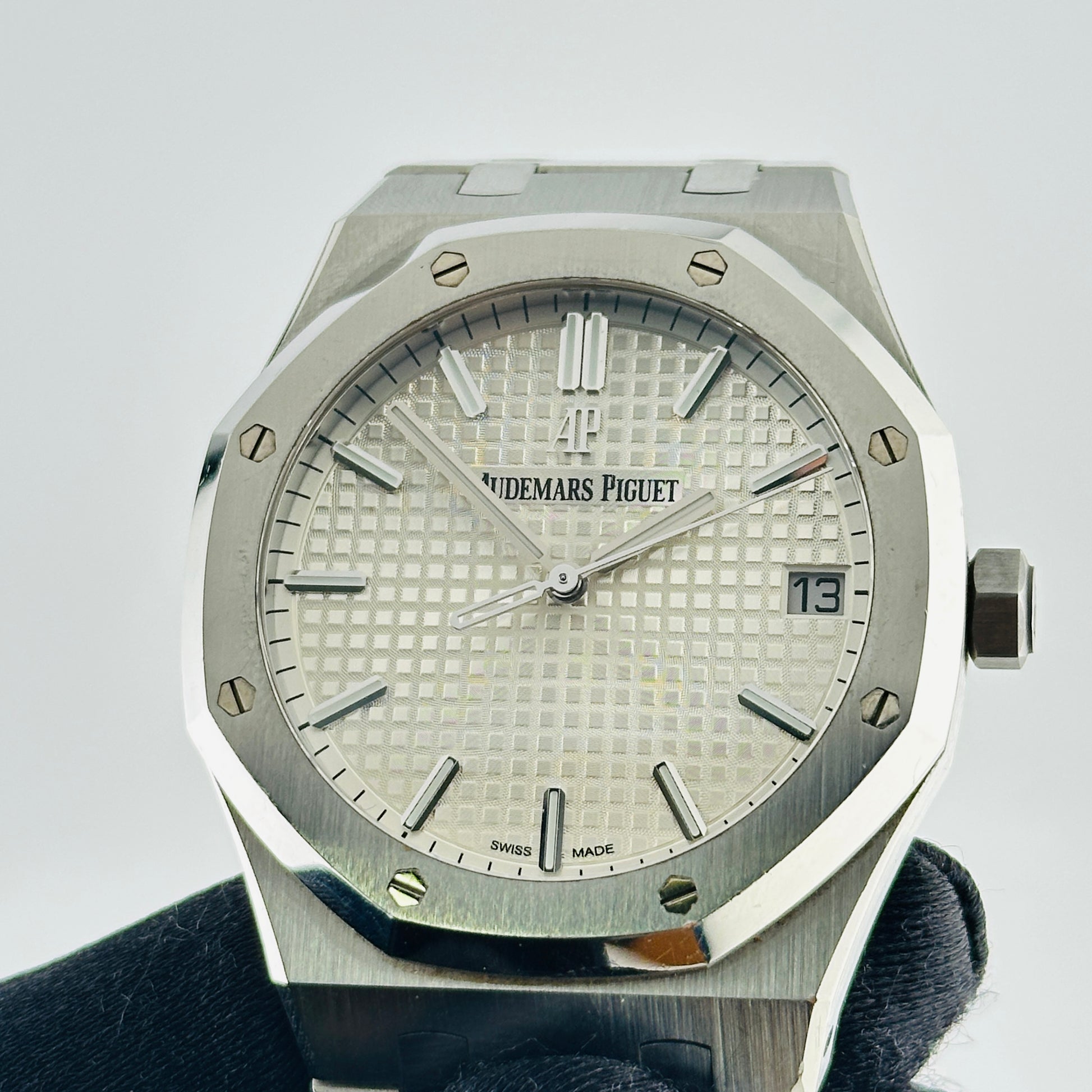 Audemars Piguet Royal Oak White Dial on Stainless Steel Bracelet Ref. 15500ST.OO.1220ST.04 Card — view 3