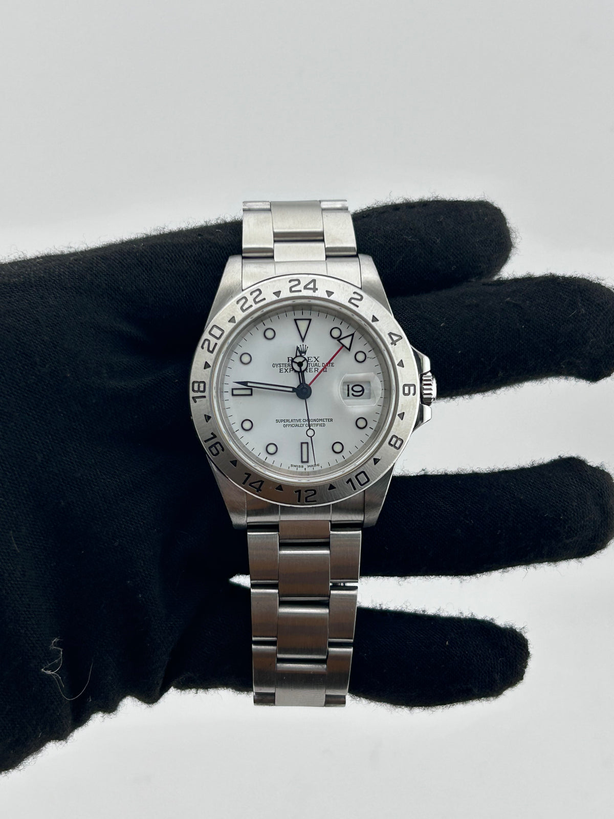 Rolex Explorer II White Dial on Oyster Ref. 16570 Papers 2000 — view 2
