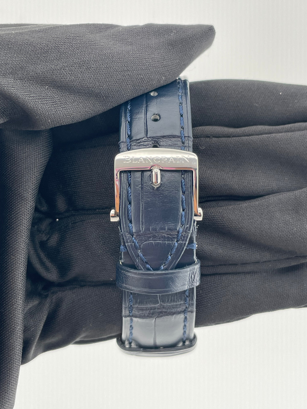 Blancpain Women Black Dial on Generic Leather Ref. 3760-1130-52B Complete 2012 — view 4
