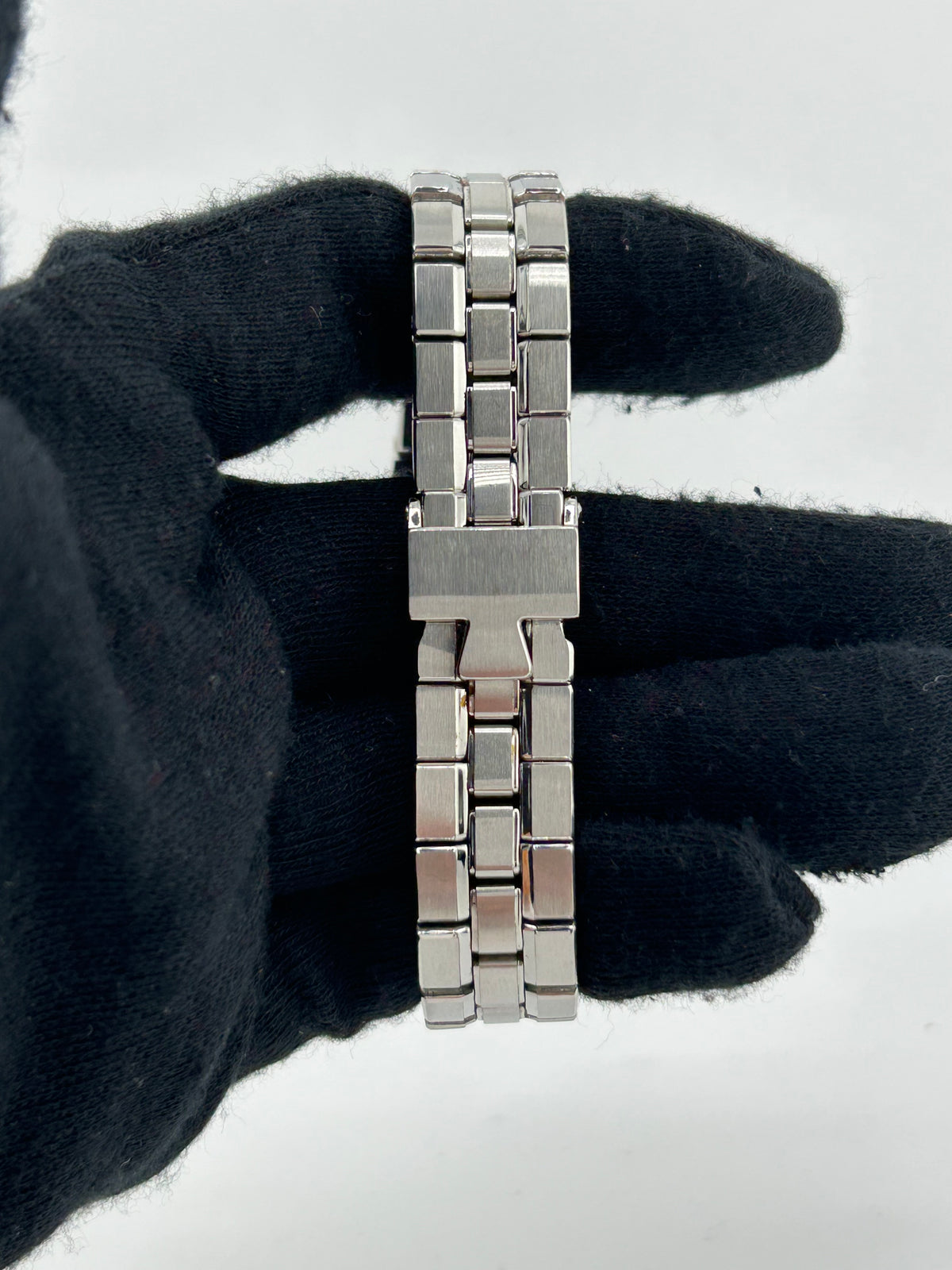 Vacheron Constantin Overseas White Dial on Stainless Steel Bracelet Ref. 16550/423A-8880 — view 4