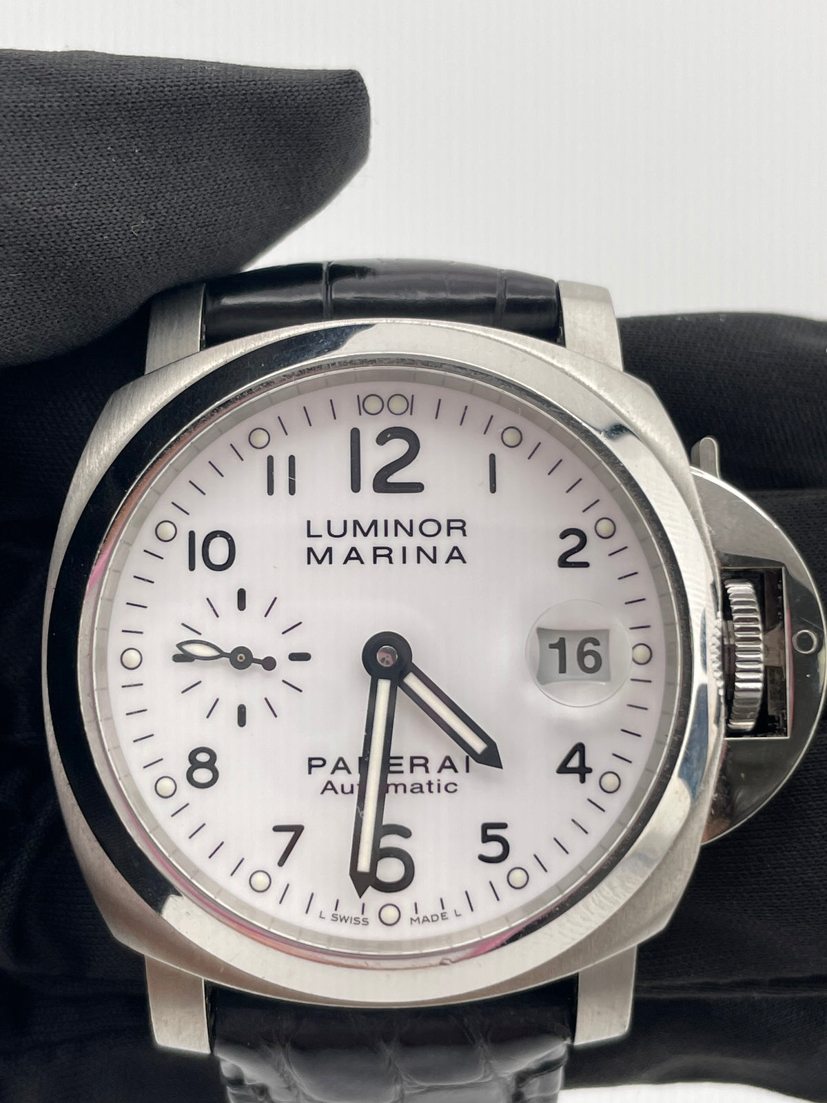 Panerai Luminor Marina White Dial on Black Leather Strap Ref. PAM00049 Complete 2012 — view 3