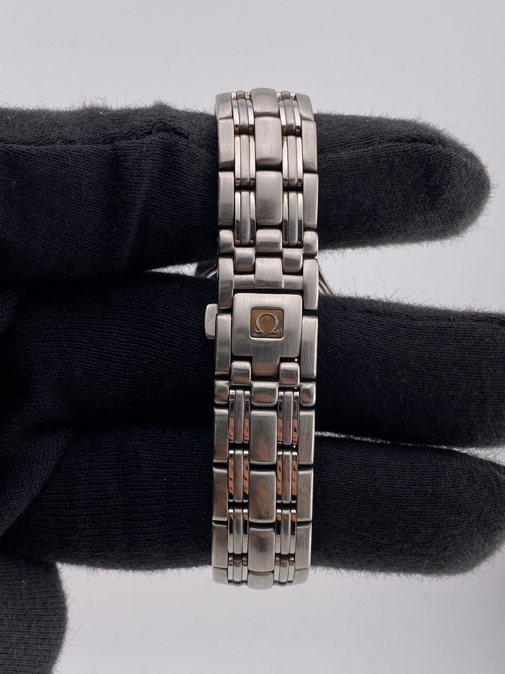 Omega Seamaster Black Dial on Stainless Steel Bracelet Ref. 2571.50 — view 4