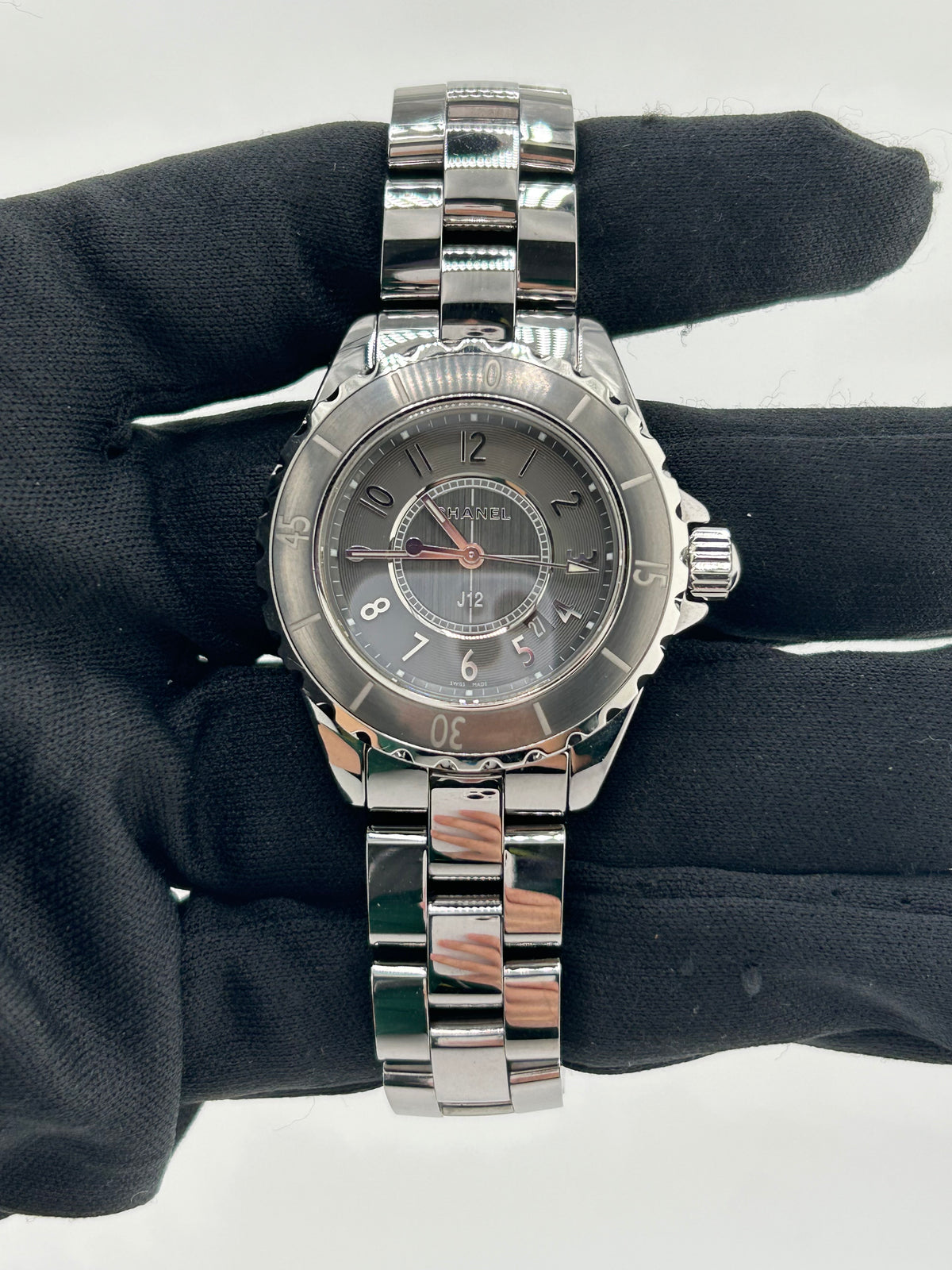 Chanel J12 Chromatic Grey Dial on Ceramic And Titanium Bracelet Ref. H2978 — view 2