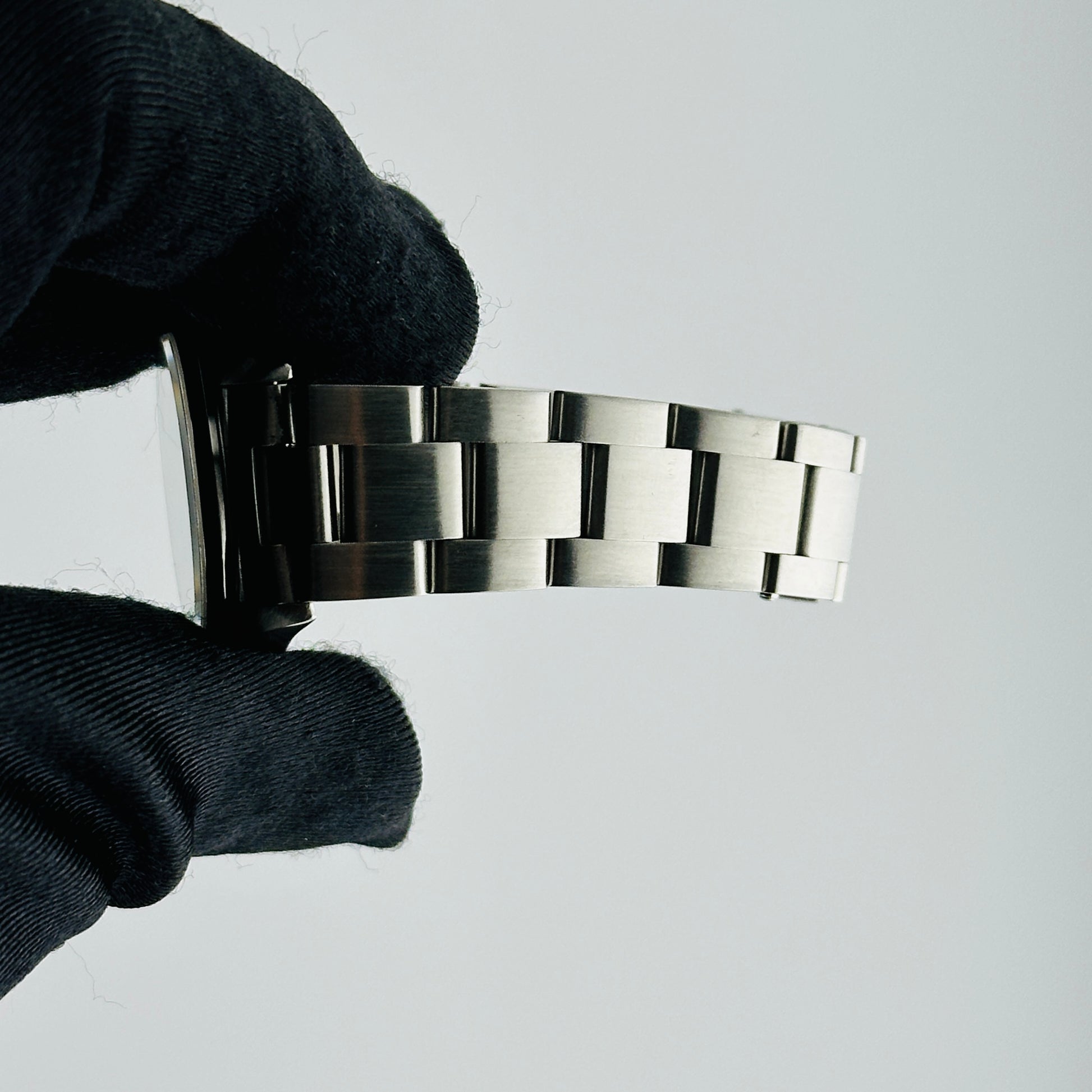 Rolex Oyster Perpetual White Roman Dial on Oyster Bracelet Ref. 67480 Papers 1997 — view 5