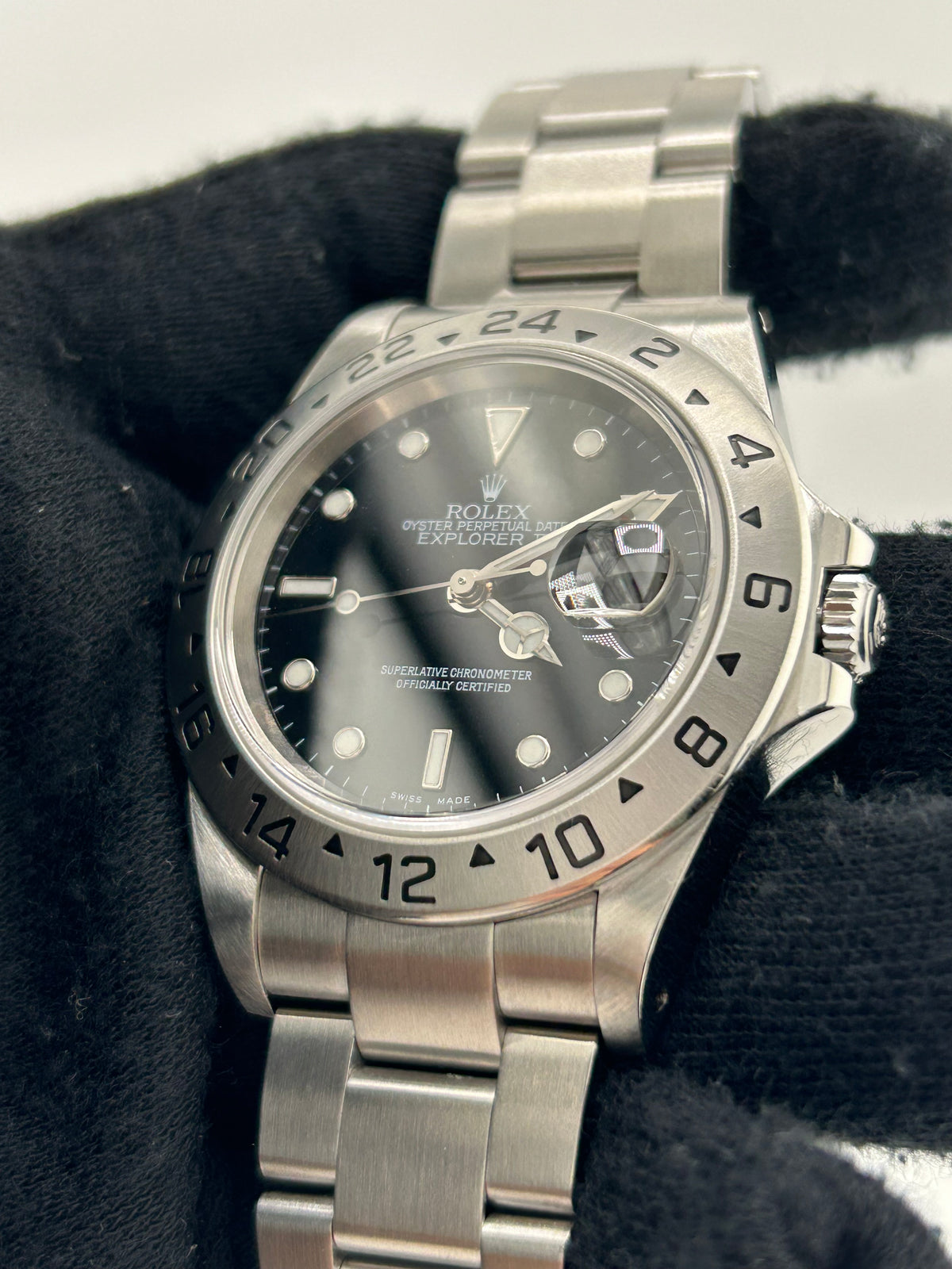 Rolex Explorer II Black Dial on Oyster Ref. 16550 2000 — view 3