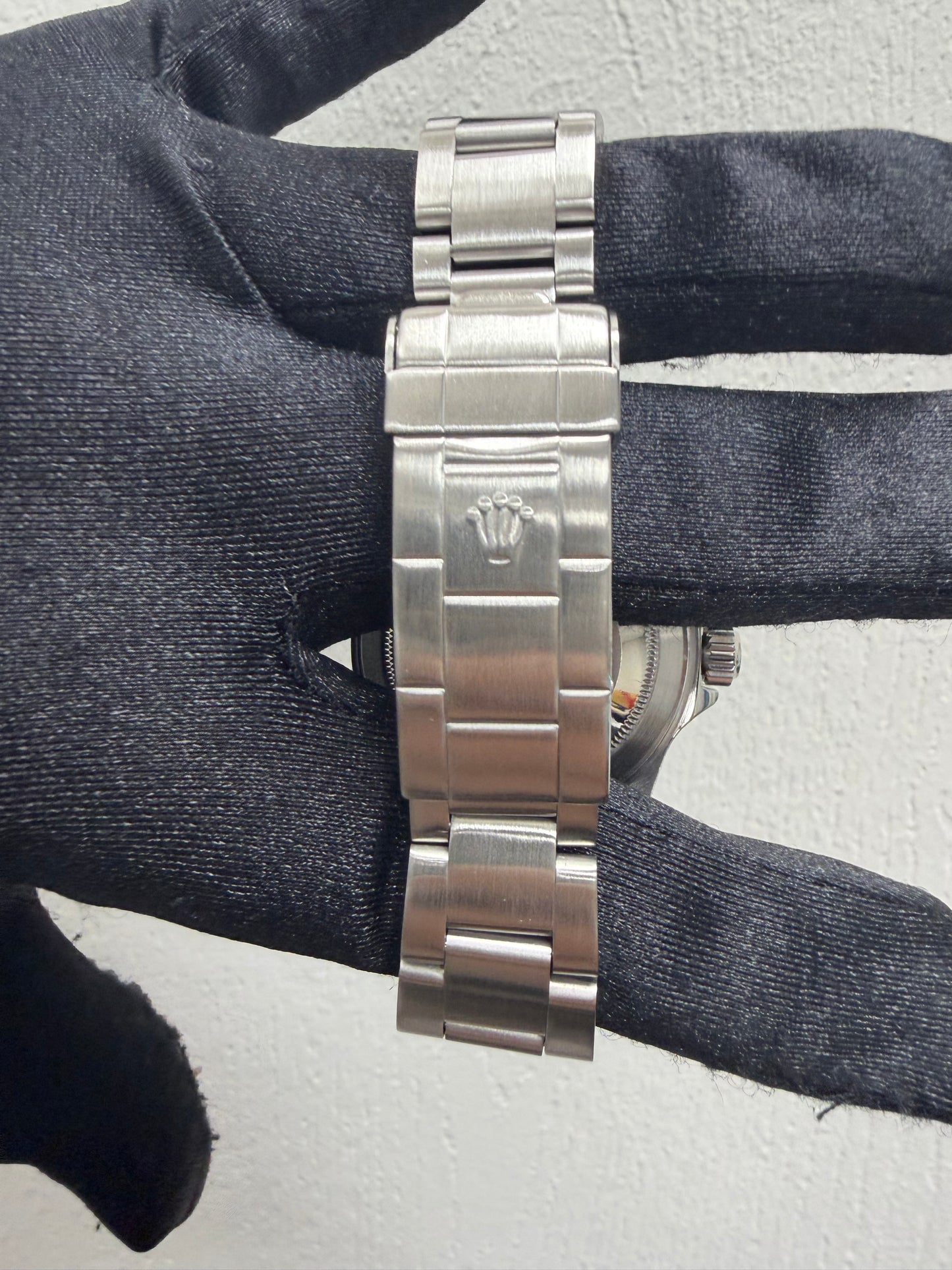 Rolex Submariner Black Dial on Oyster Ref. 16610 Papers 2001 — view 3
