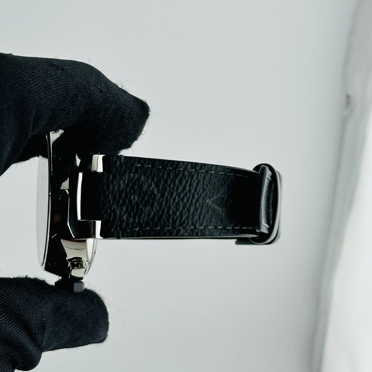 Louis Vuitton Tambour Voyage Slate Grey Dial on Leather Strap Ref. Q102N Papers 2011 — view 5
