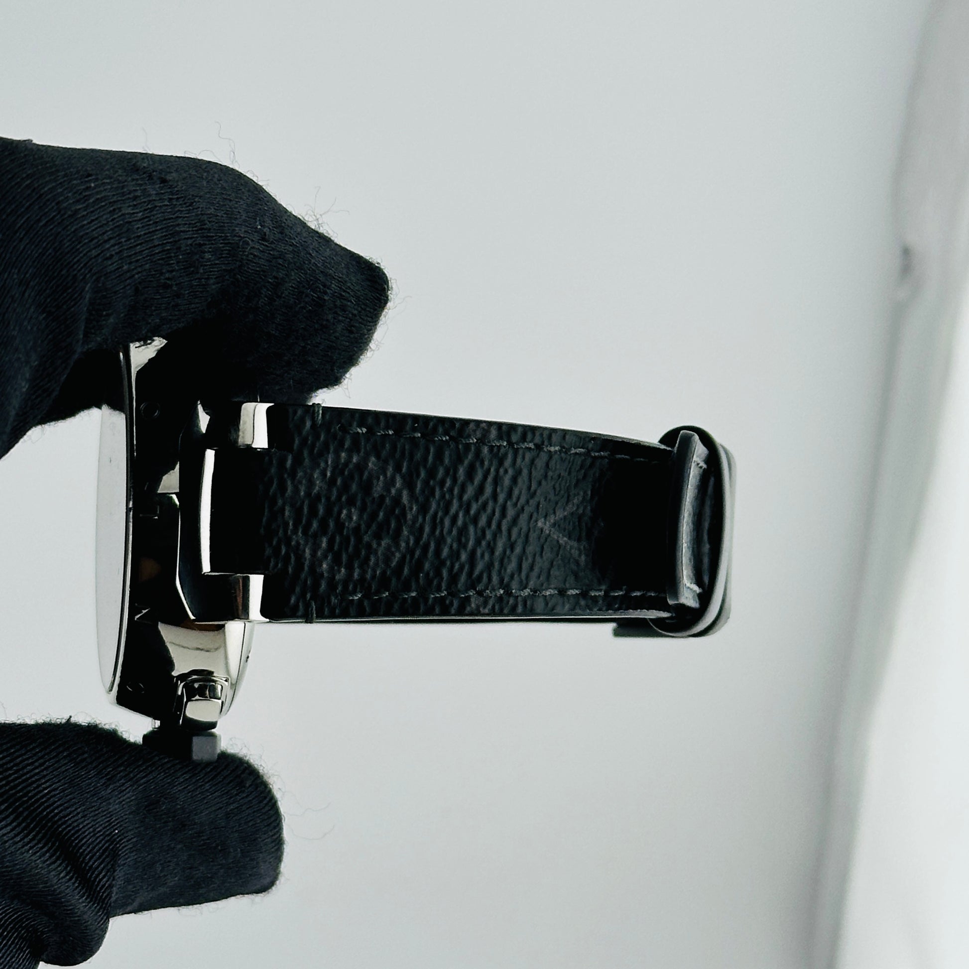 Louis Vuitton Tambour Voyage Slate Grey Dial on Leather Strap Ref. Q102N Papers 2011 — view 5