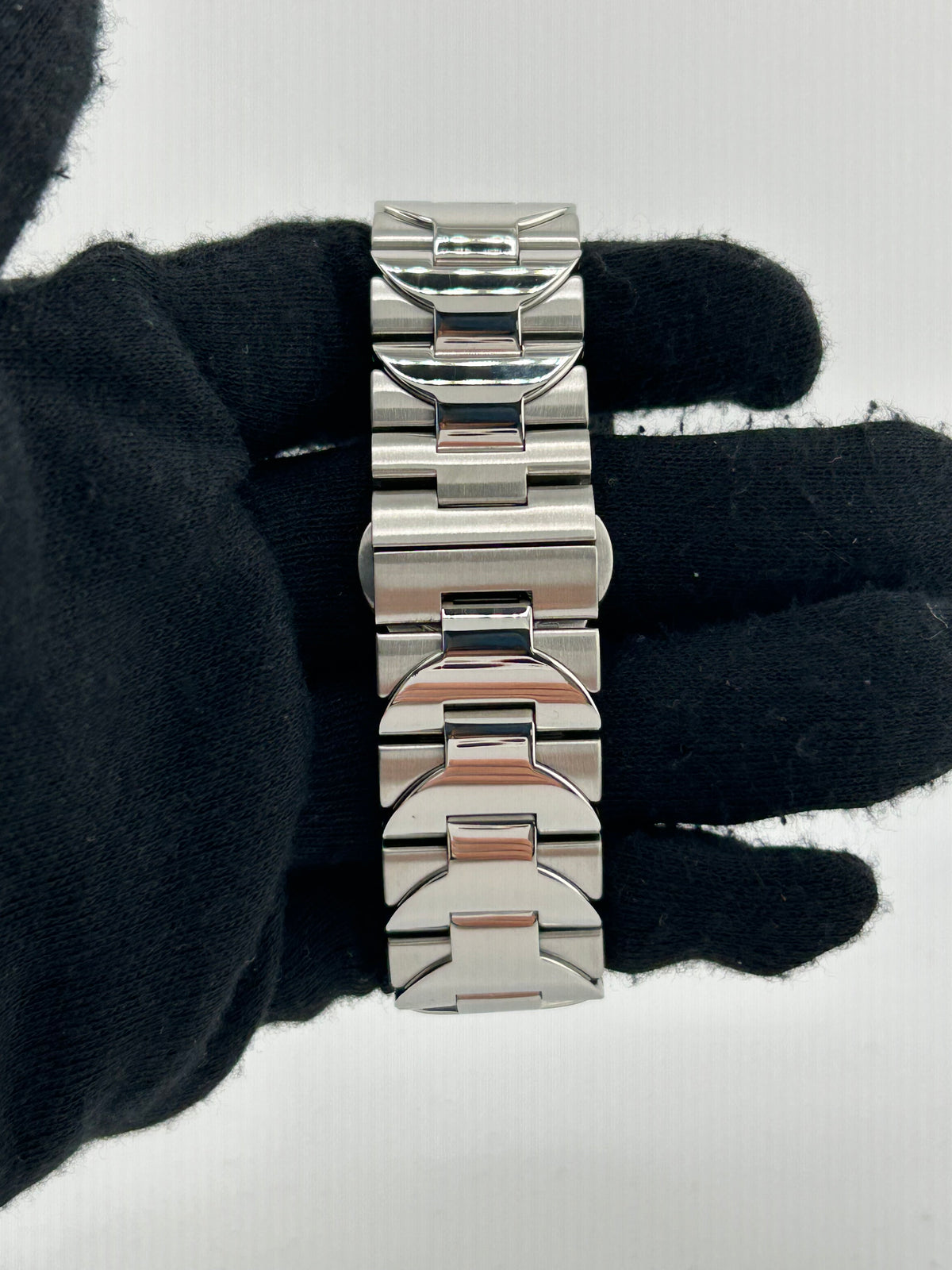 Panerai Luminor Marina White Dial on Stainless Steel Bracelet Ref. PAM00051 — view 4