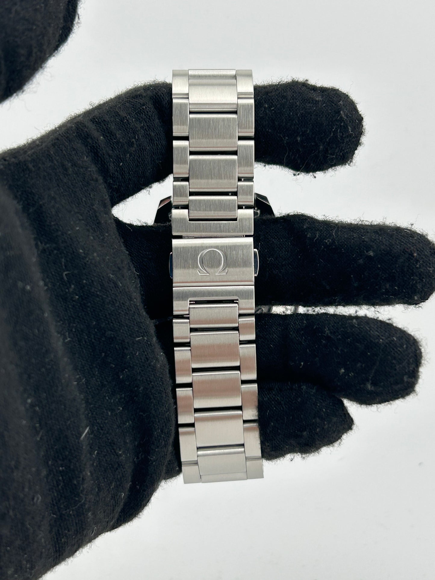 Omega Seamaster 150m Gray Dial on Stainless Steel Bracelet Ref. 231.10.39.61.06.001 — view 4