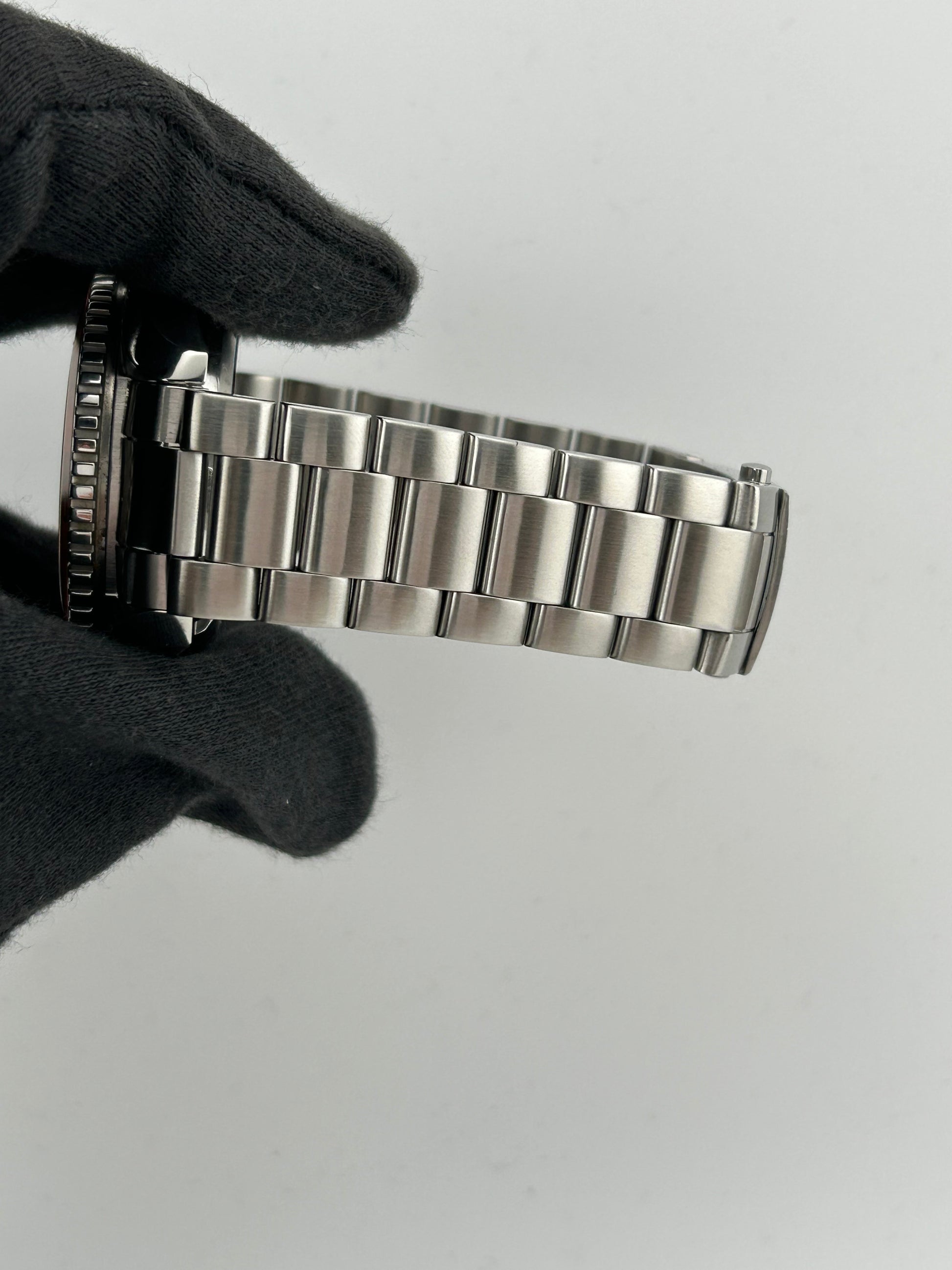 Omega Seamaster Planet Ocean Black Dial on Stainless Steel Bracelet Ref. 232.30.42.21.01.002 Card 2016 — view 4