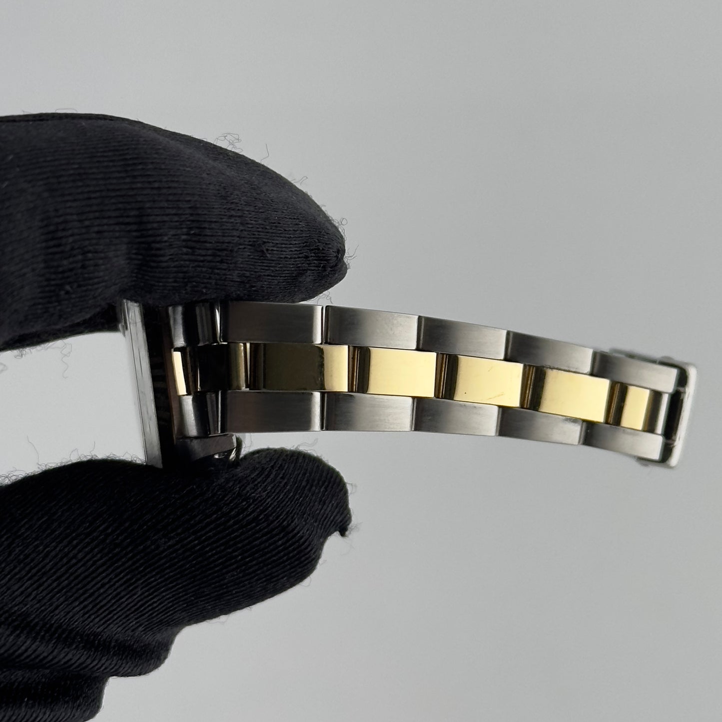 Rolex Datejust Champagne Stick Dial on Oyster Bracelet Ref. 6917 Papers 1978 — view 3