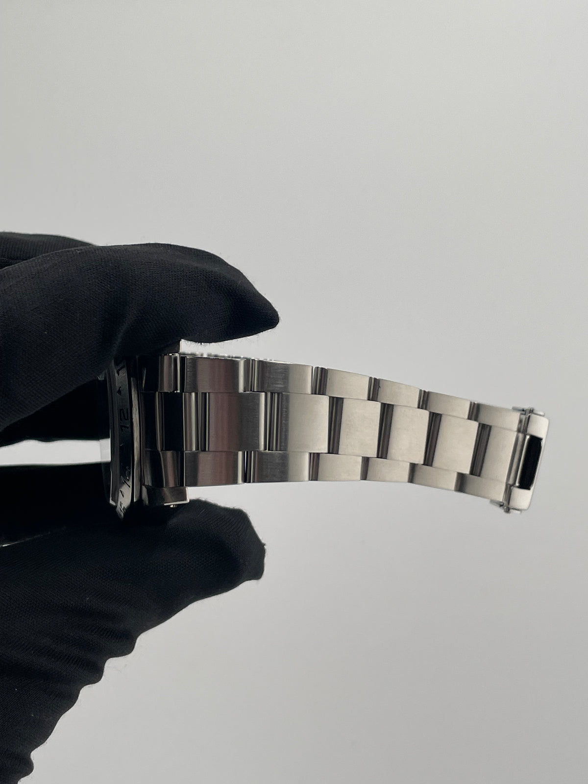Rolex Explorer II Black Dial on Oyster Steel Bracelet Ref. 16570 1999 — view 5