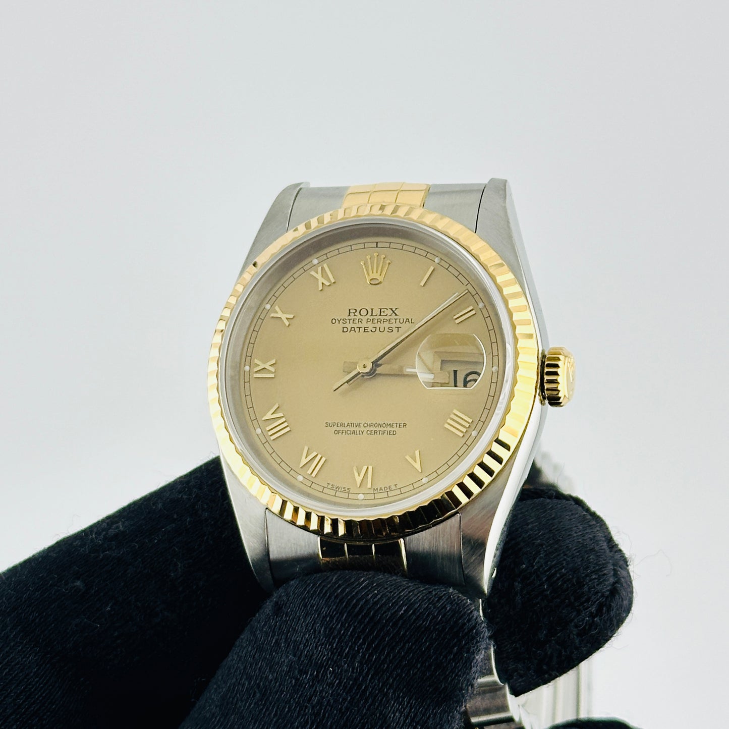 Rolex Datejust Champagne Roman Dial on D Link Jubilee Ref. 16233 Papers 1997 — view 3