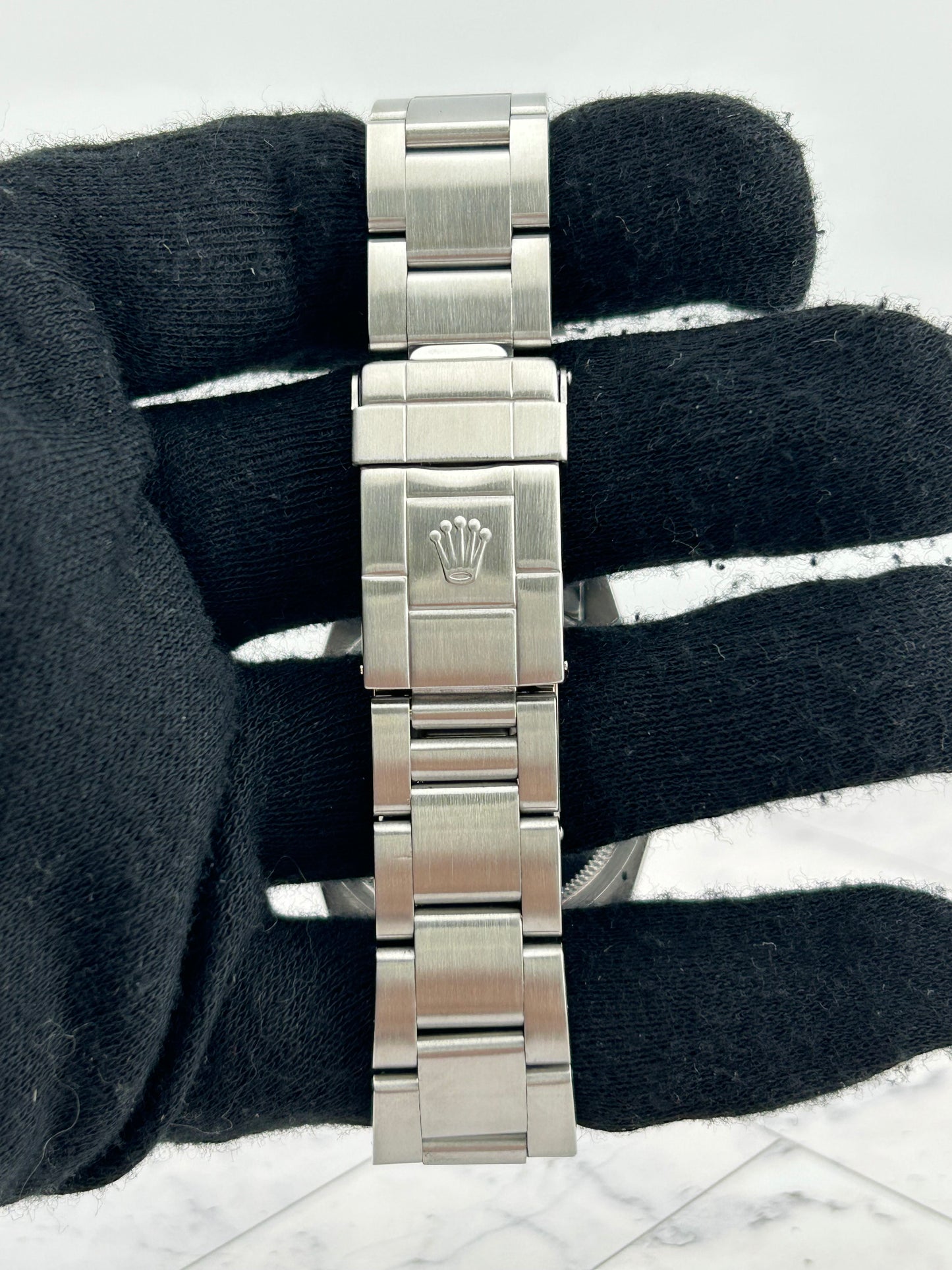 Rolex Explorer I Black Dial on Oyster Ref. 114270 Papers 2003 — view 4