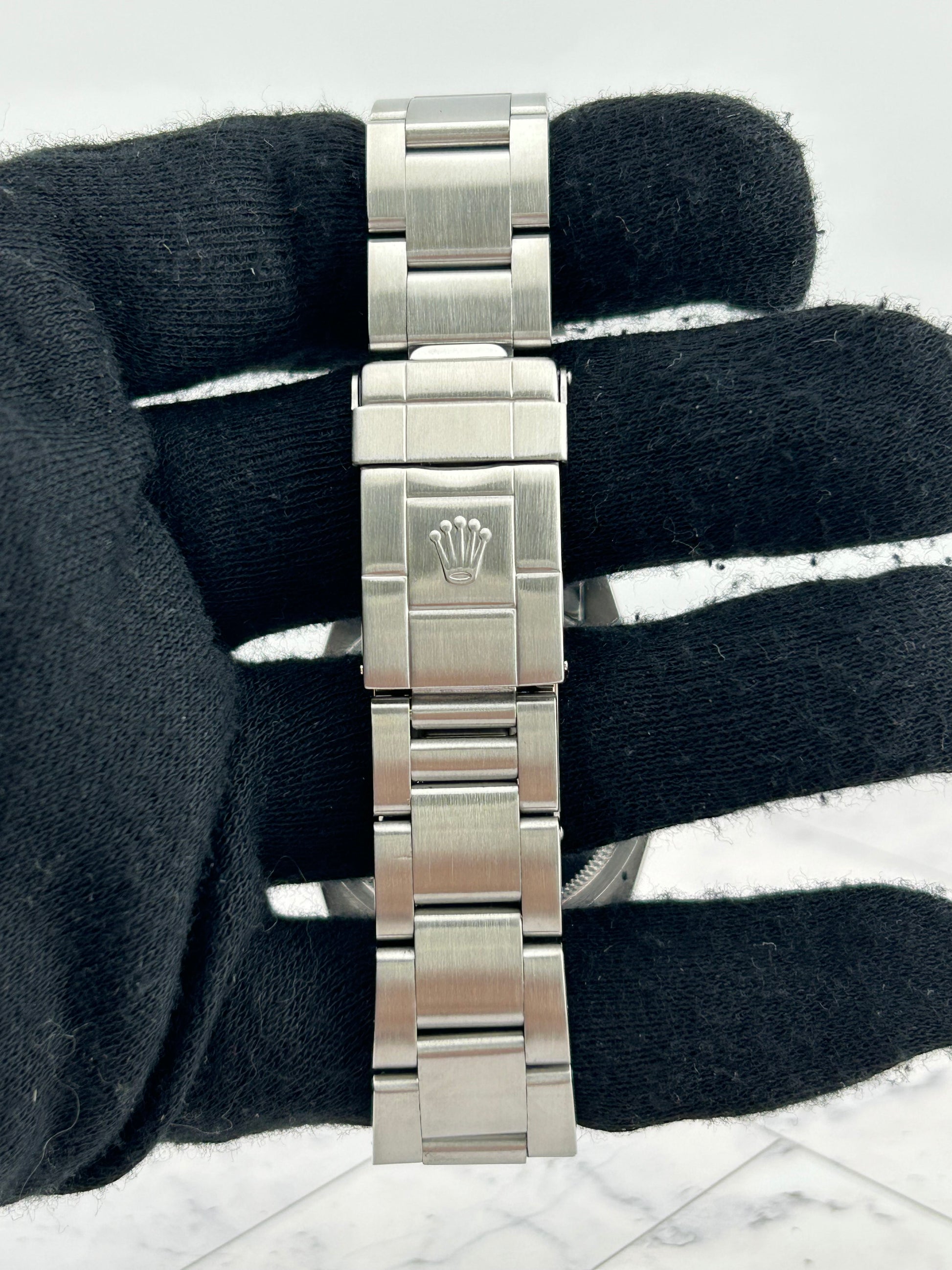 Rolex Explorer I Black Dial on Oyster Ref. 114270 Papers 2003 — view 4