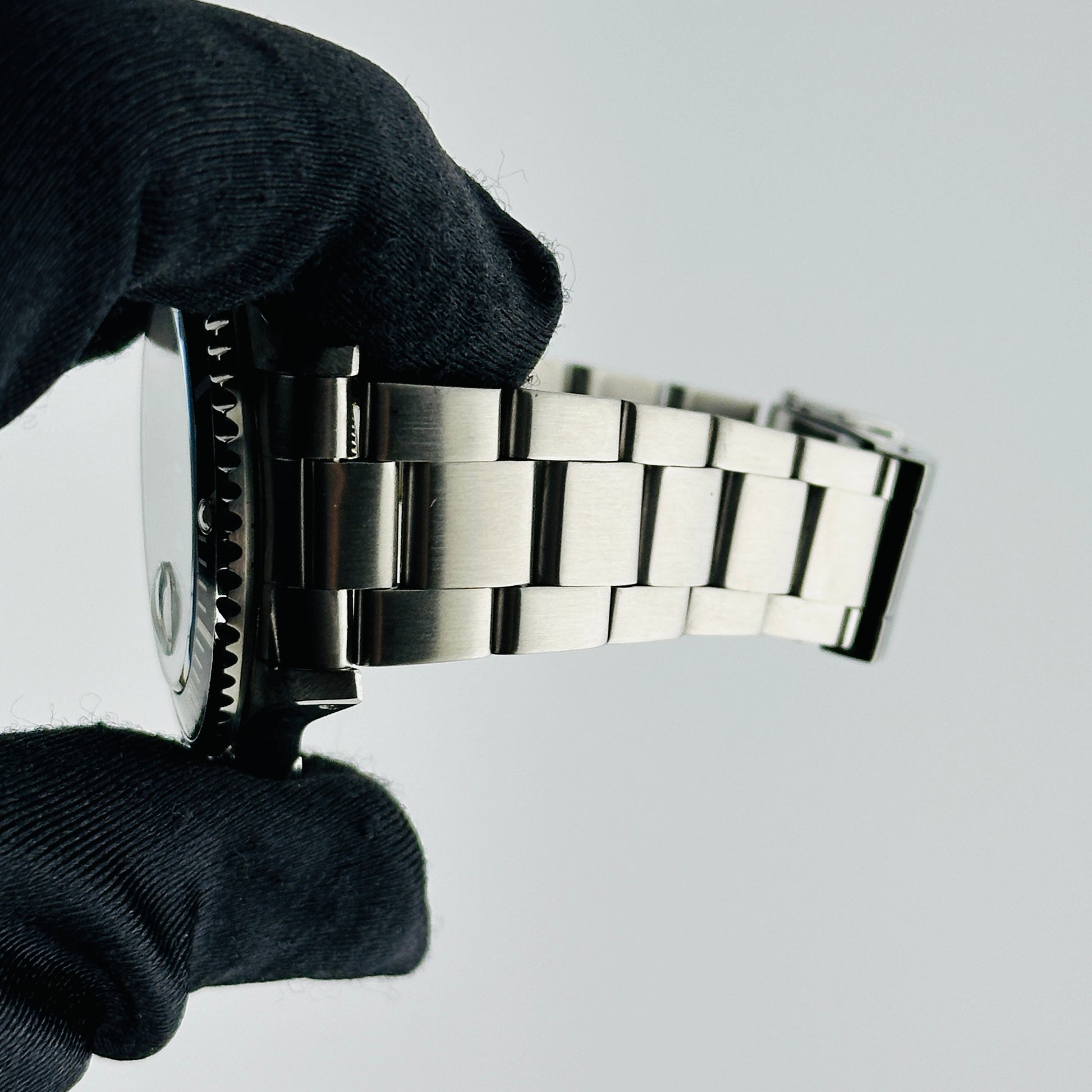 Rolex Submariner Date Black Dial on Oyster Ref. 16610 Papers 2006 — view 5
