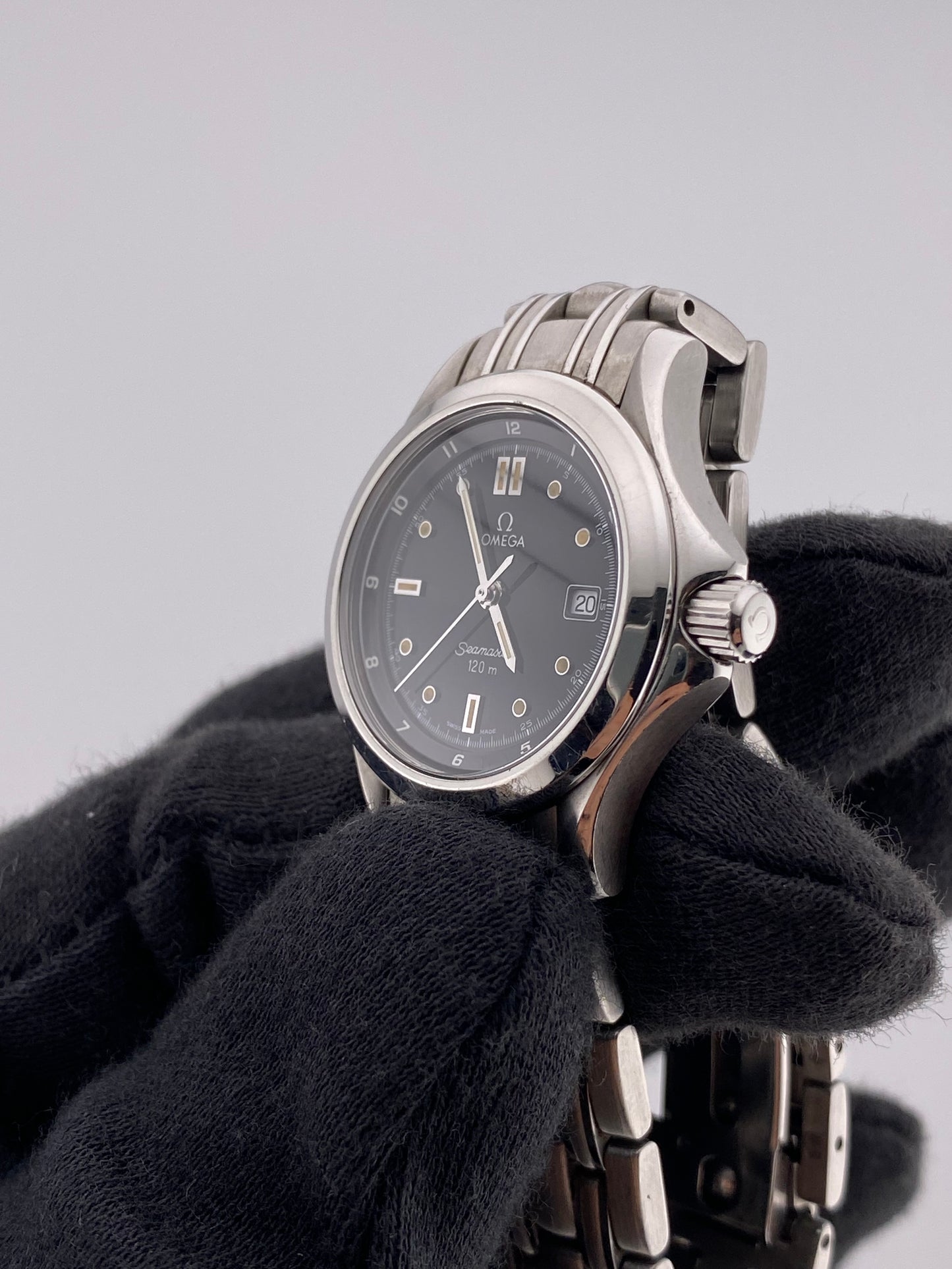 Omega Seamaster Black Dial on Stainless Steel Bracelet Ref. 2571.50 — view 3