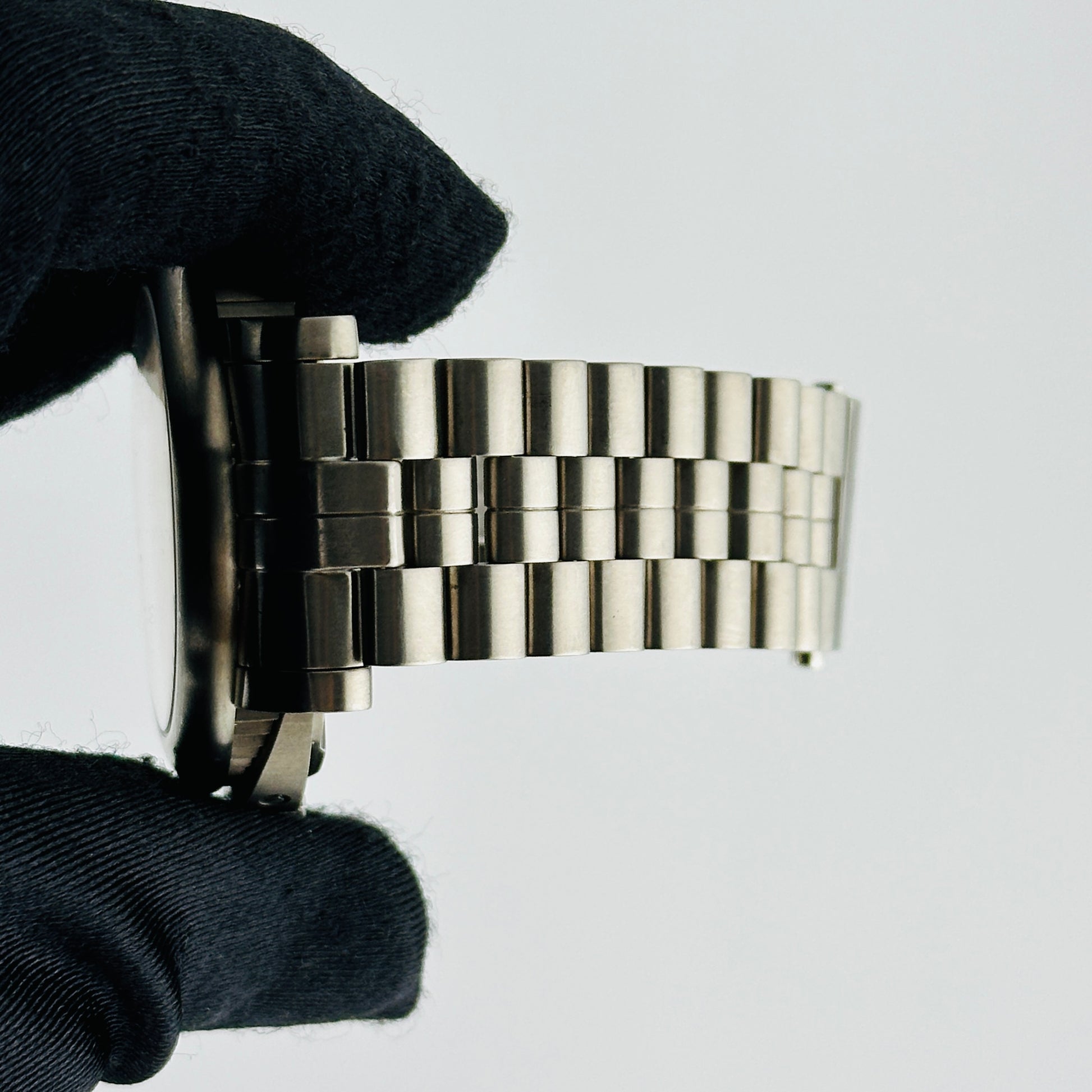 Gerald Genta Arena Bi-Retro White / Arabic Numerals Dial on Titanium Bracelet Ref. BSP.Y.80 — view 4