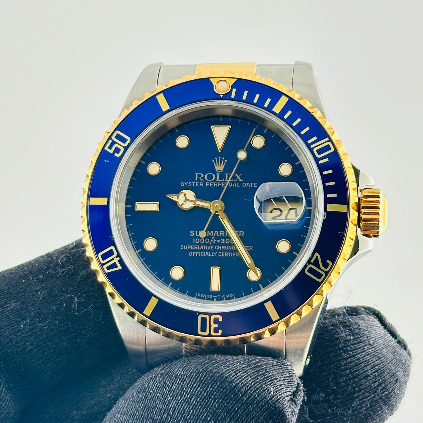 Rolex Submariner Blue Dial on Oyster Ref. 16613 Papers 1993 — view 3