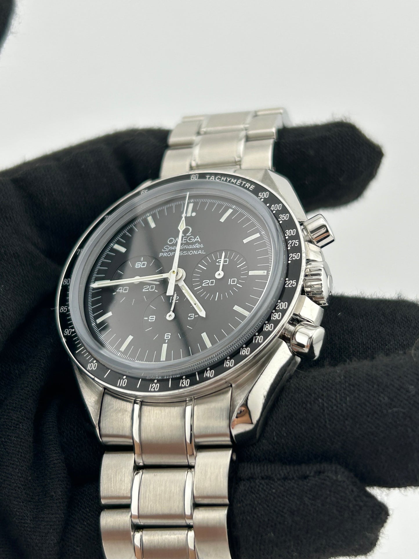 Omega Speedmaster Moonwatch Professional Black Dial on Stainless Steel Bracelet Ref. 3572.5 — view 3