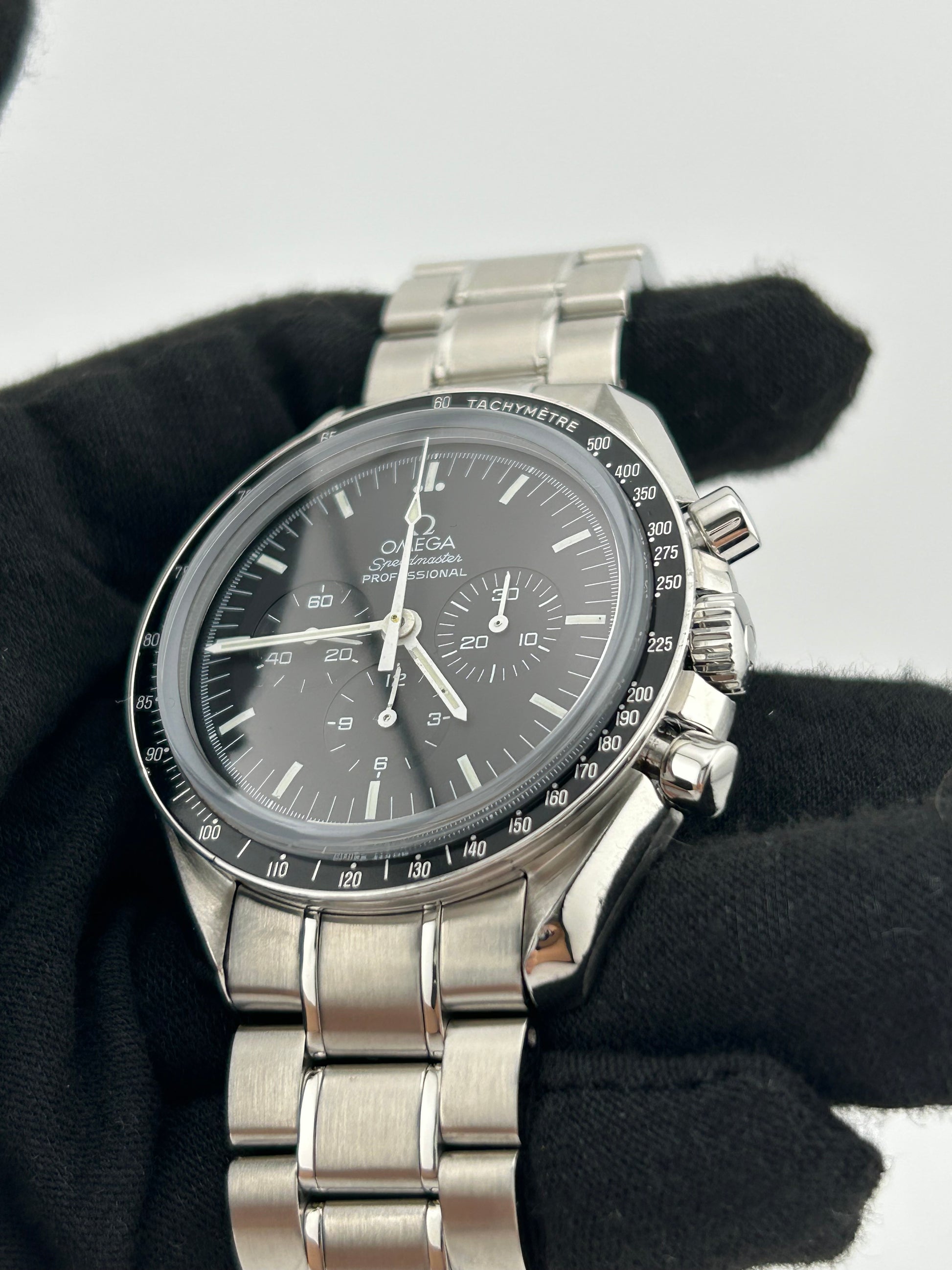 Omega Speedmaster Moonwatch Professional Black Dial on Stainless Steel Bracelet Ref. 3572.5 — view 3