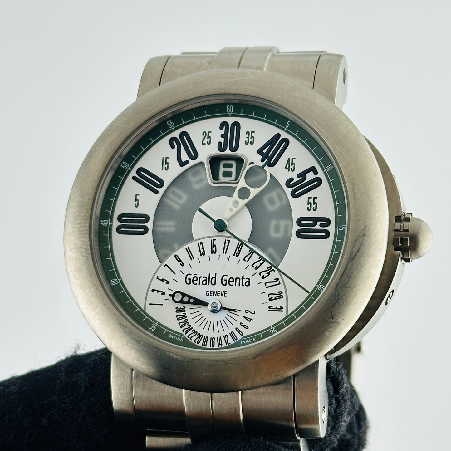 Gerald Genta Arena Bi-Retro White / Arabic Numerals Dial on Titanium Bracelet Ref. BSP.Y.80 — view 2