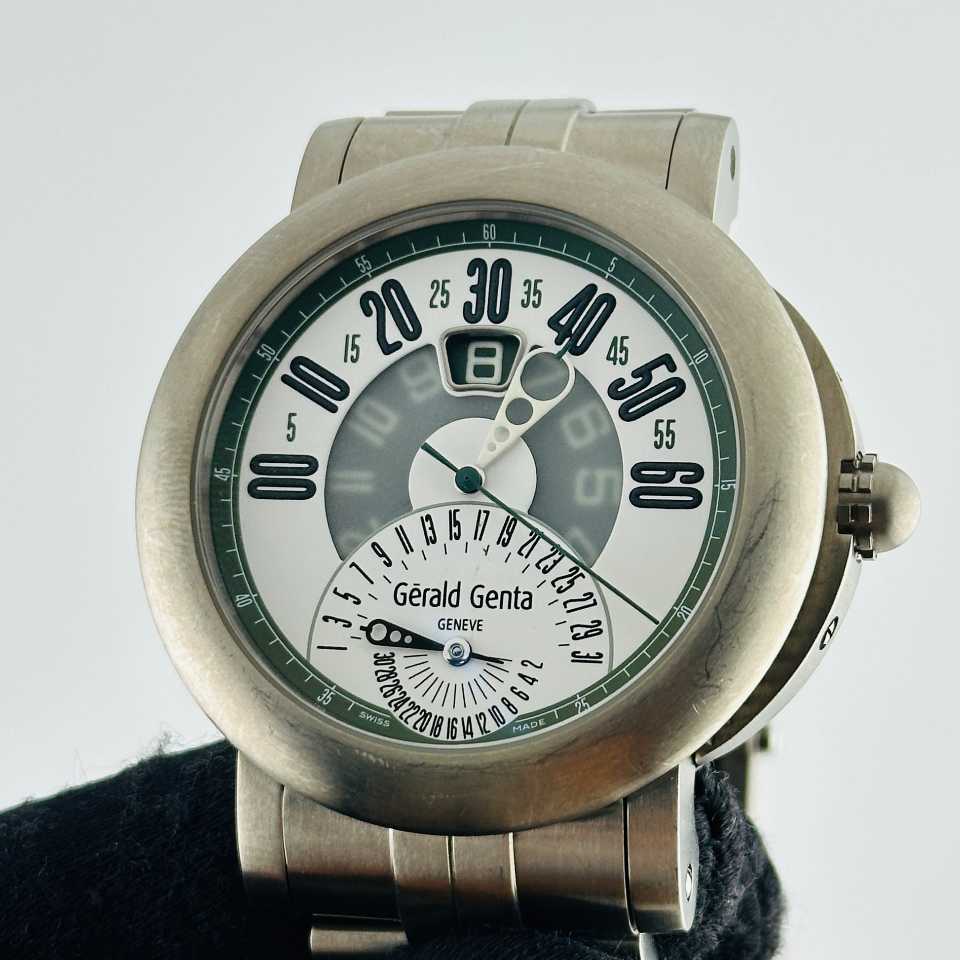 Gerald Genta Arena Bi-Retro White / Arabic Numerals Dial on Titanium Bracelet Ref. BSP.Y.80 — view 2