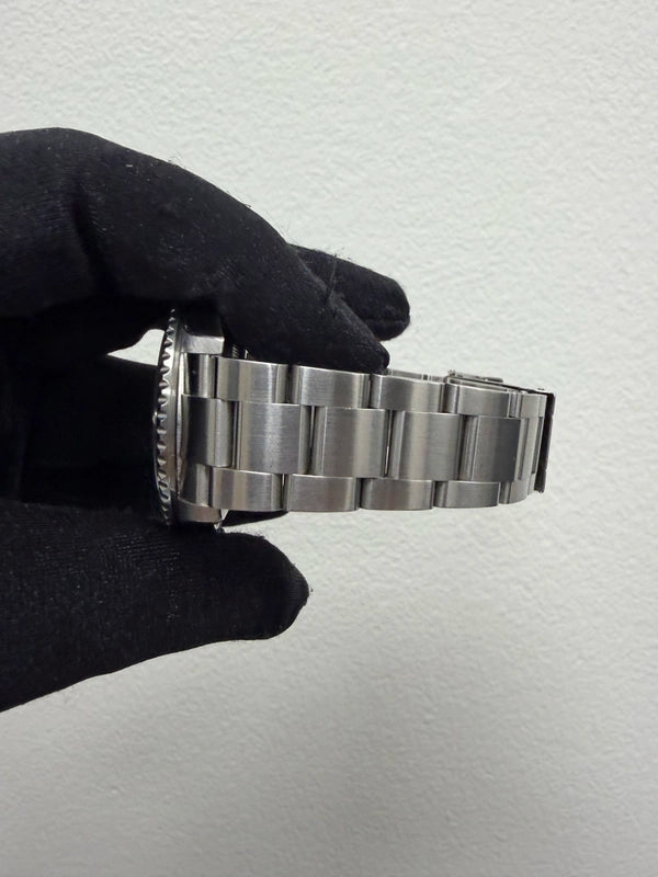 Rolex Submariner Black Dial on Oyster Ref 16610 with Papers 2006