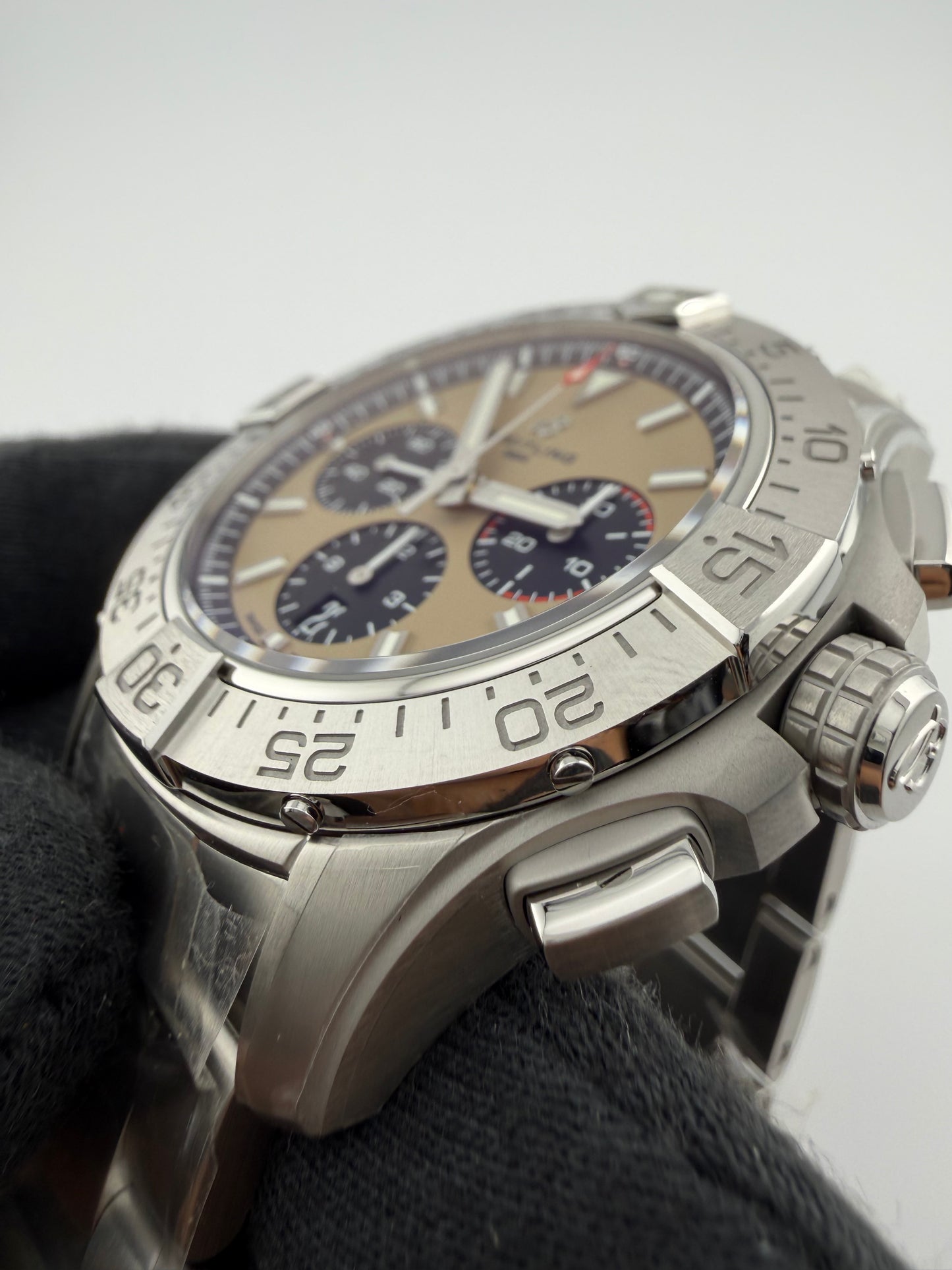 Breitling Avenger B01 Chronograph Beige Dial on Bracelet Ref. AB0147101A1A1 Card 2026 — view 3