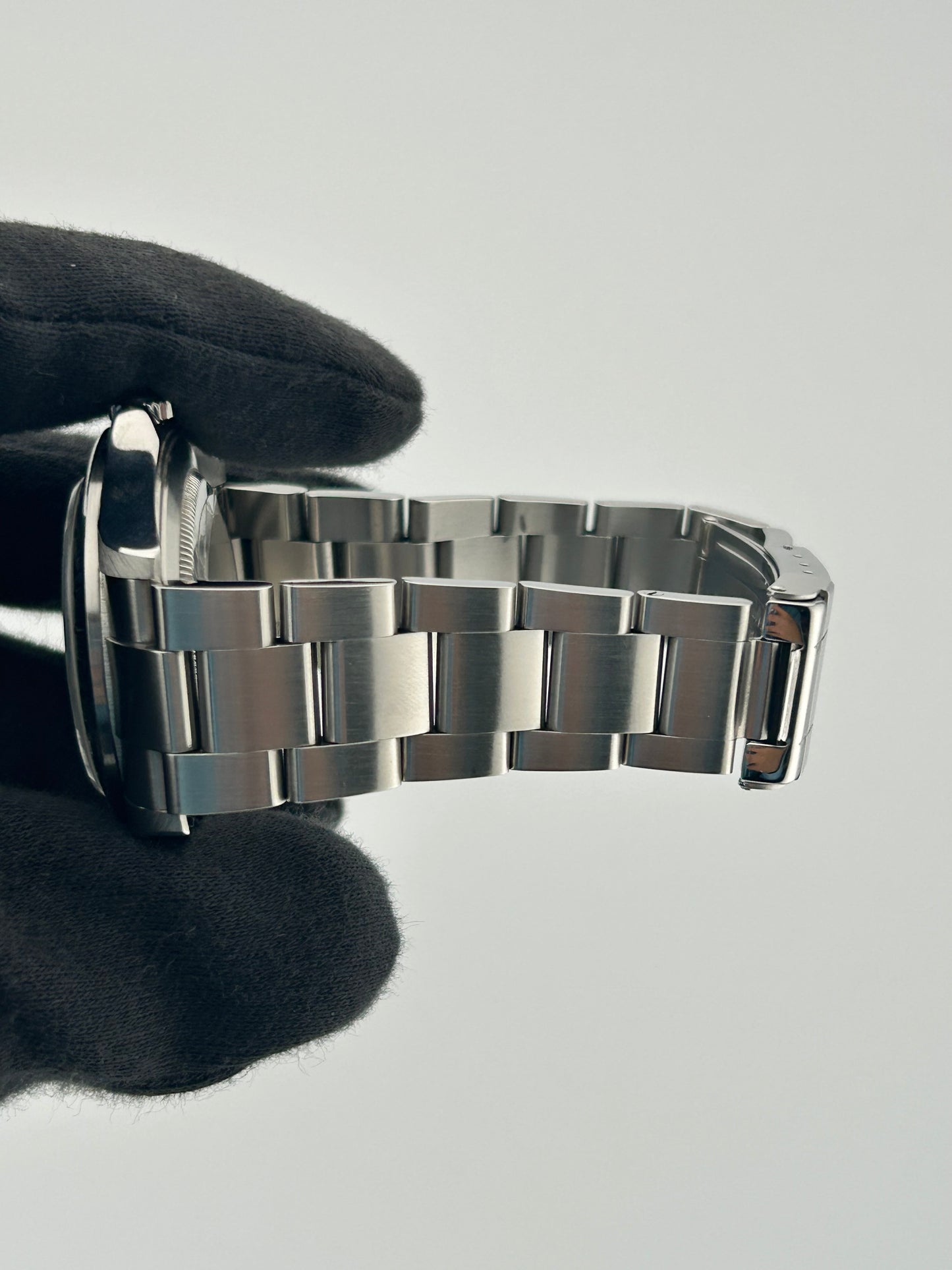 Rolex Explorer II White Dial on Oyster Ref. 16570 Papers 2005 — view 4
