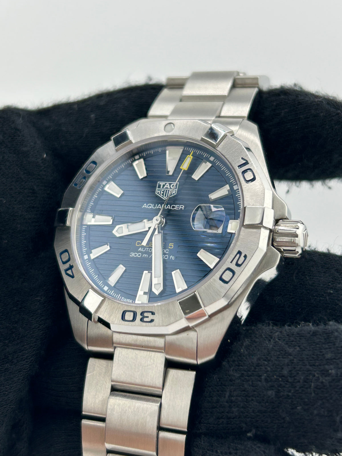 Tag Heuer Aquaracer Calibre 5 Blue Dial on Stainless Steel Bracelet Ref. WBD2112.BA0928 Complete 2019 — view 3