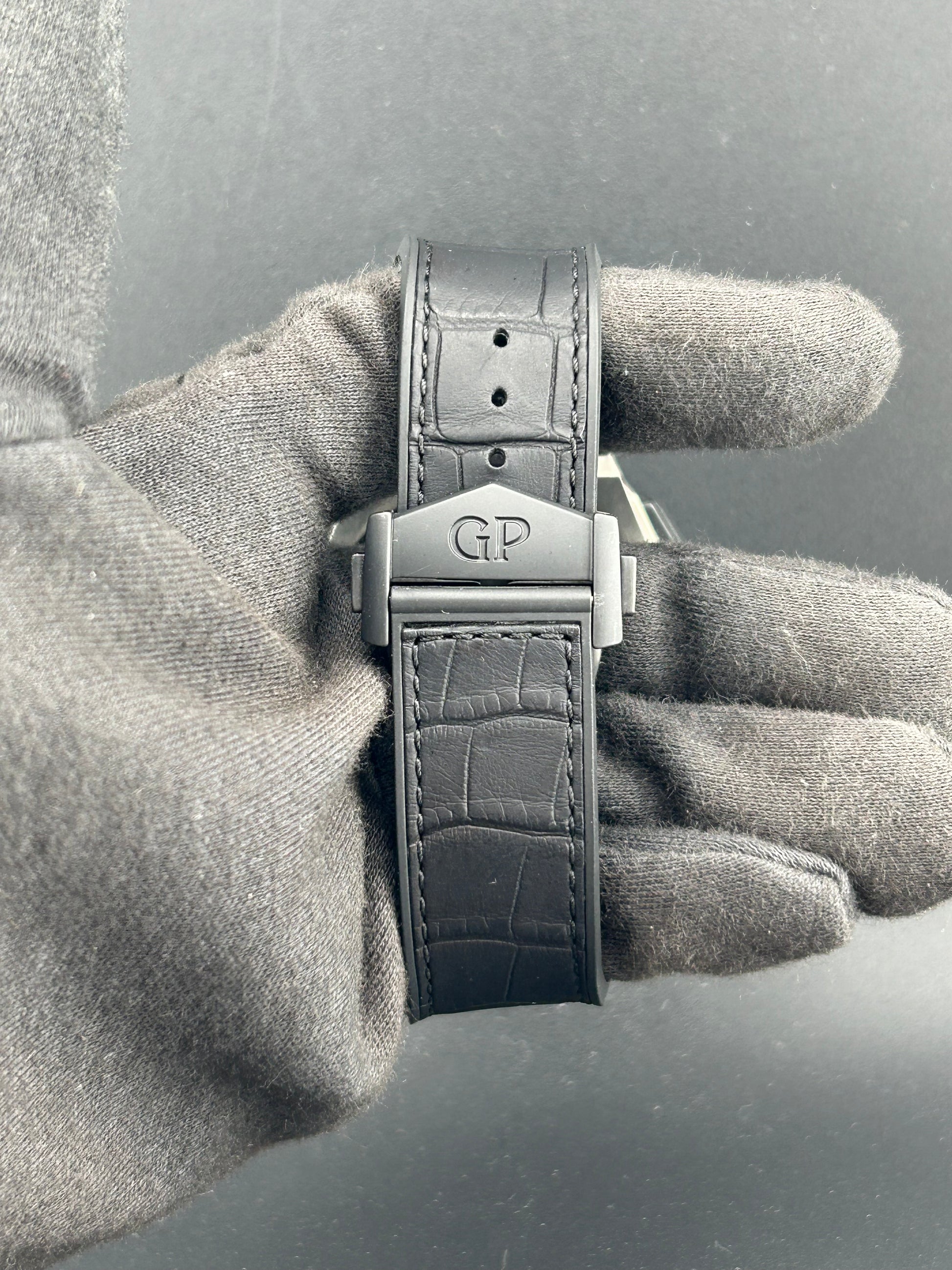 Girard Perregaux Sea Hawk Black Dial on Black Rubber Band Ref. 49971 Complete — view 4