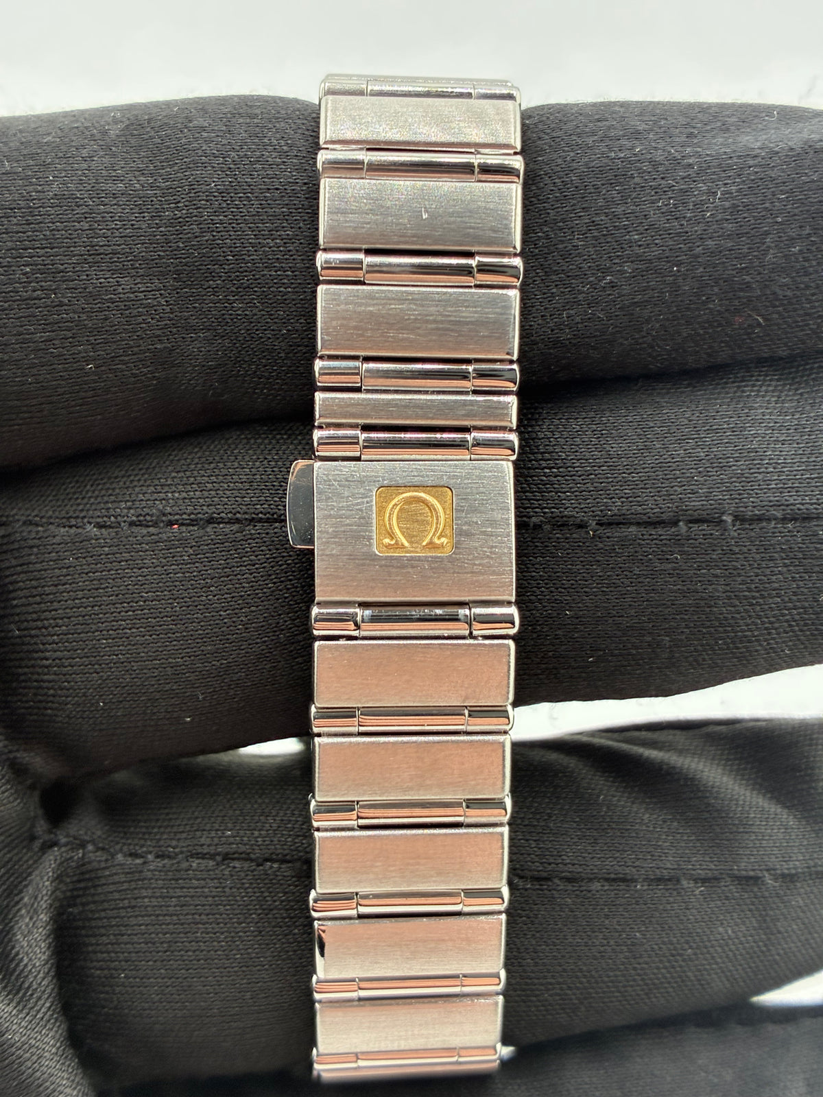 Omega Constellation White Dial on Stainless Steel Bracelet Ref. 1562.3 — view 4