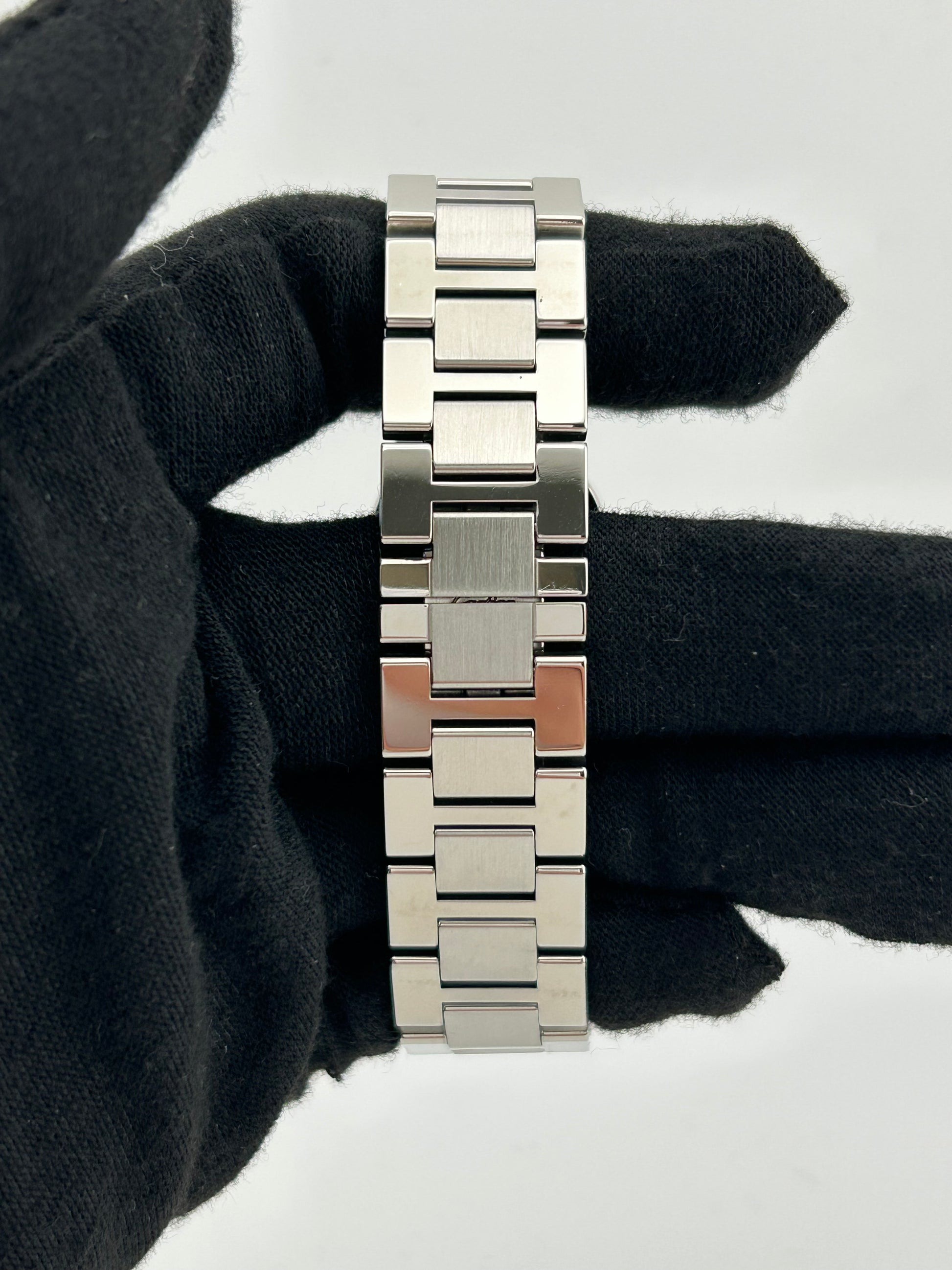 Cartier Ronde Solo Silver Dial on Stainless Steel Bracelet Ref. W6701004 Papers 2013 — view 4